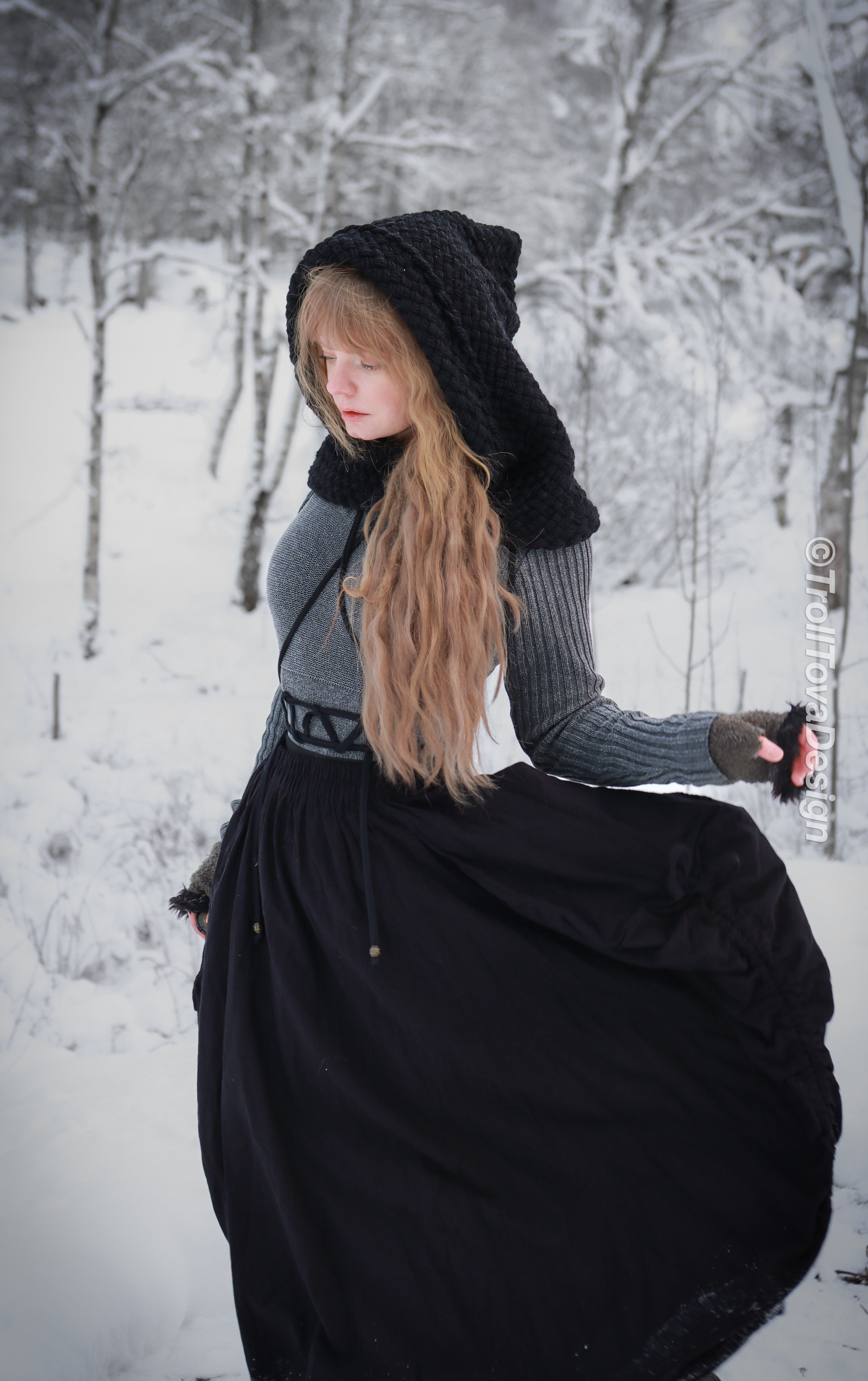 Handwoven hood in black wool and alpaca.