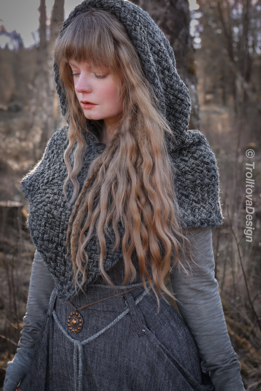 Small handwoven Skjoldehamn hood in gray wool and alpaca.