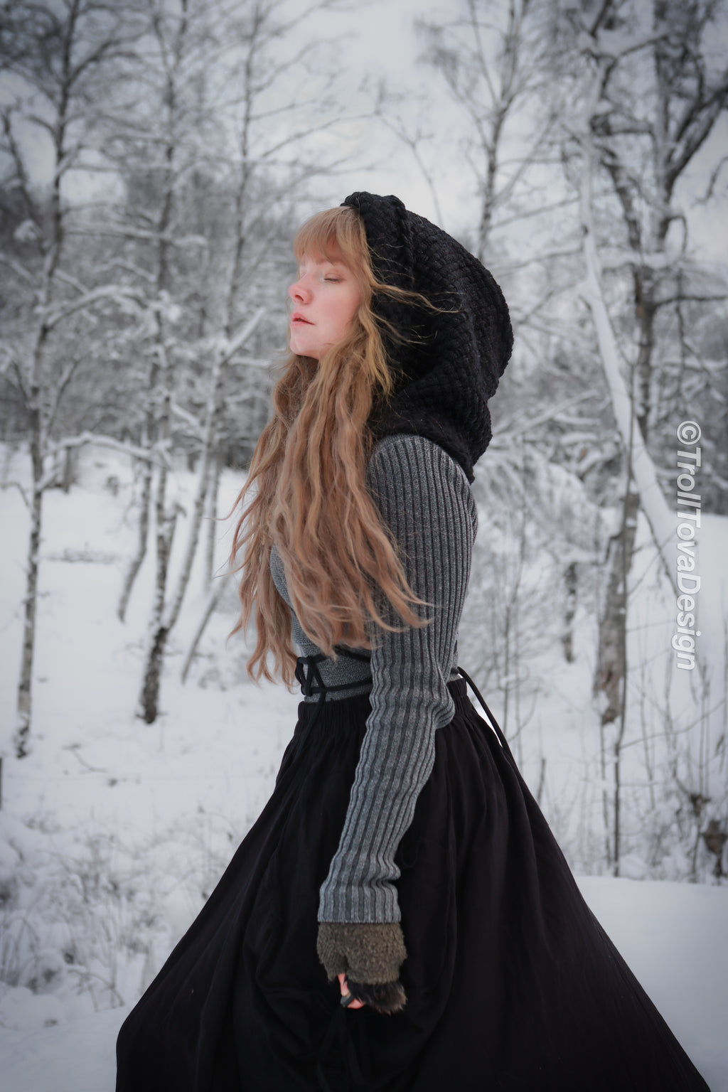 Handwoven hood in black wool and alpaca.