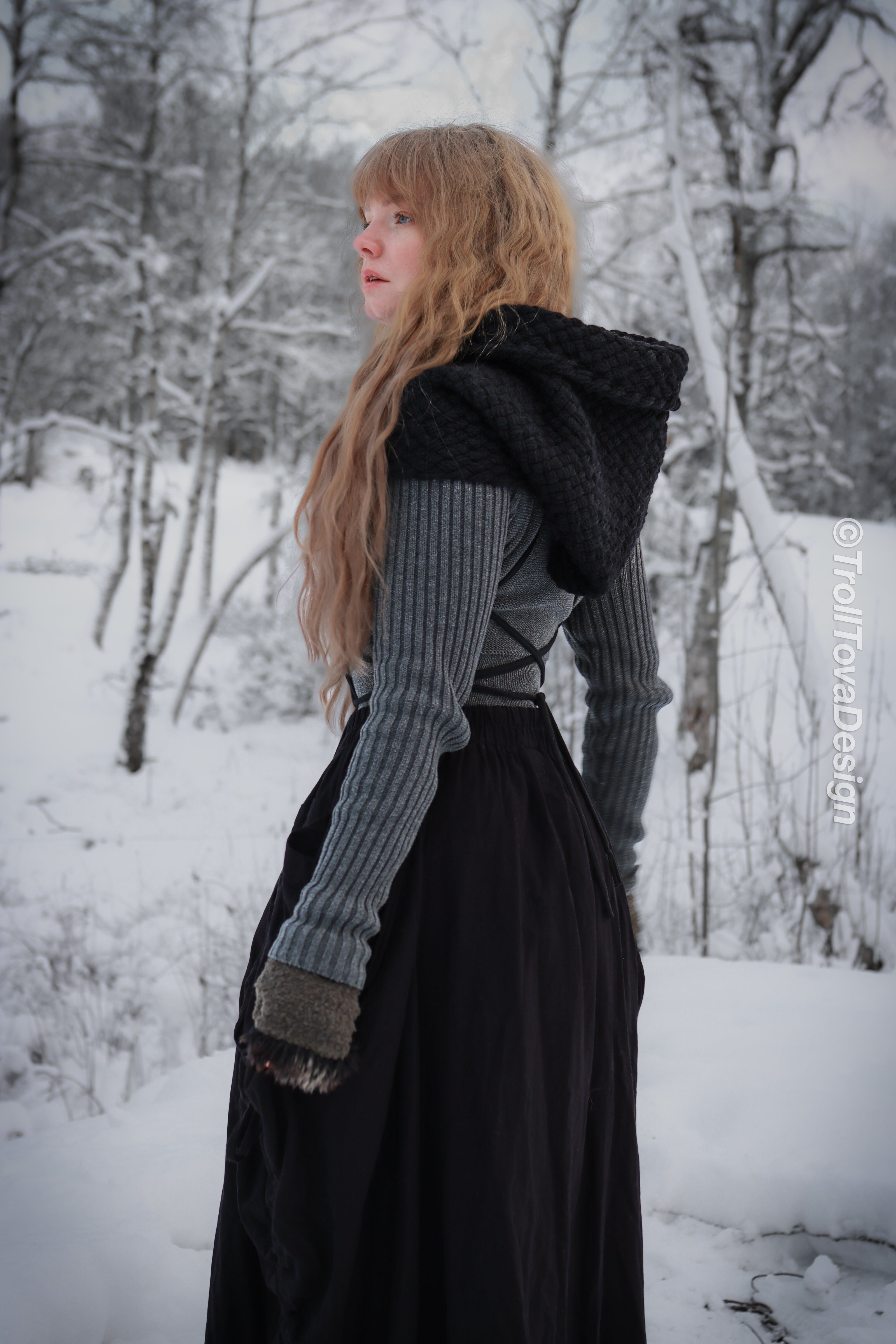 Handwoven hood in black wool and alpaca.