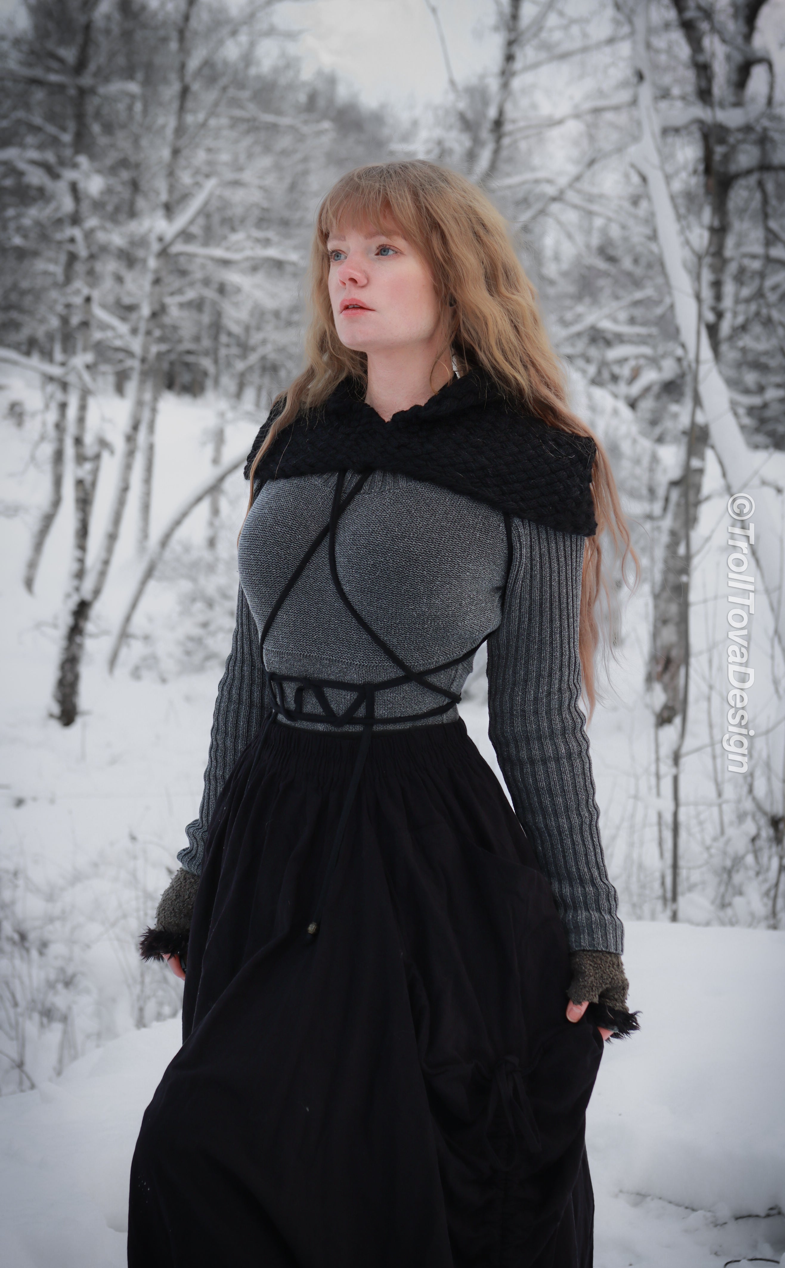 Handwoven hood in black wool and alpaca.