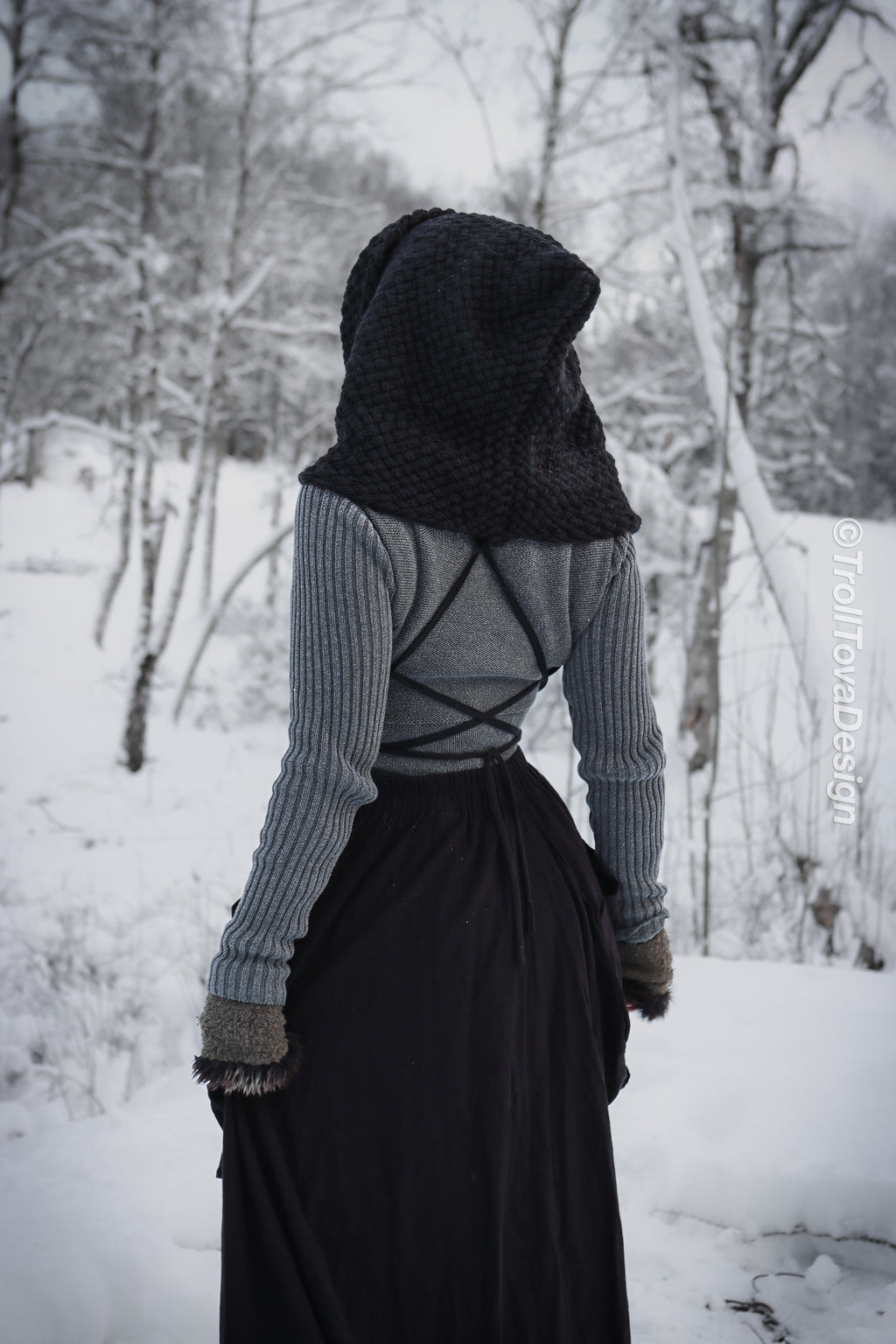 Handwoven hood in black wool and alpaca.