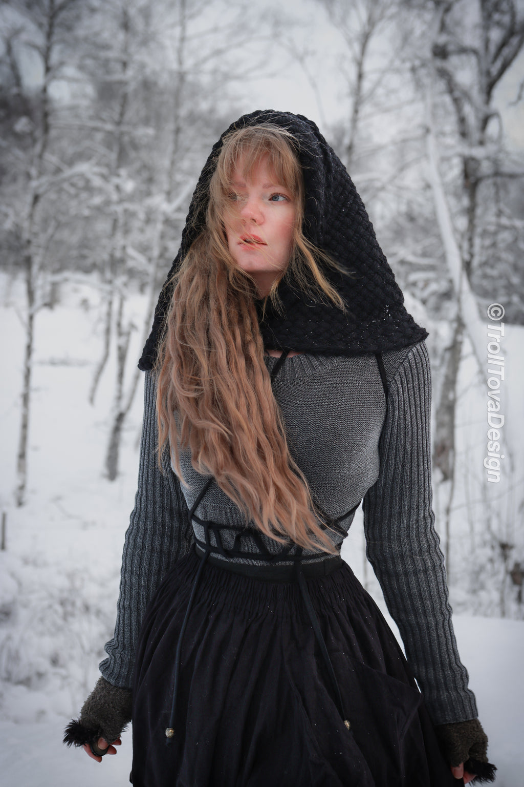Handwoven hood in black wool and alpaca.