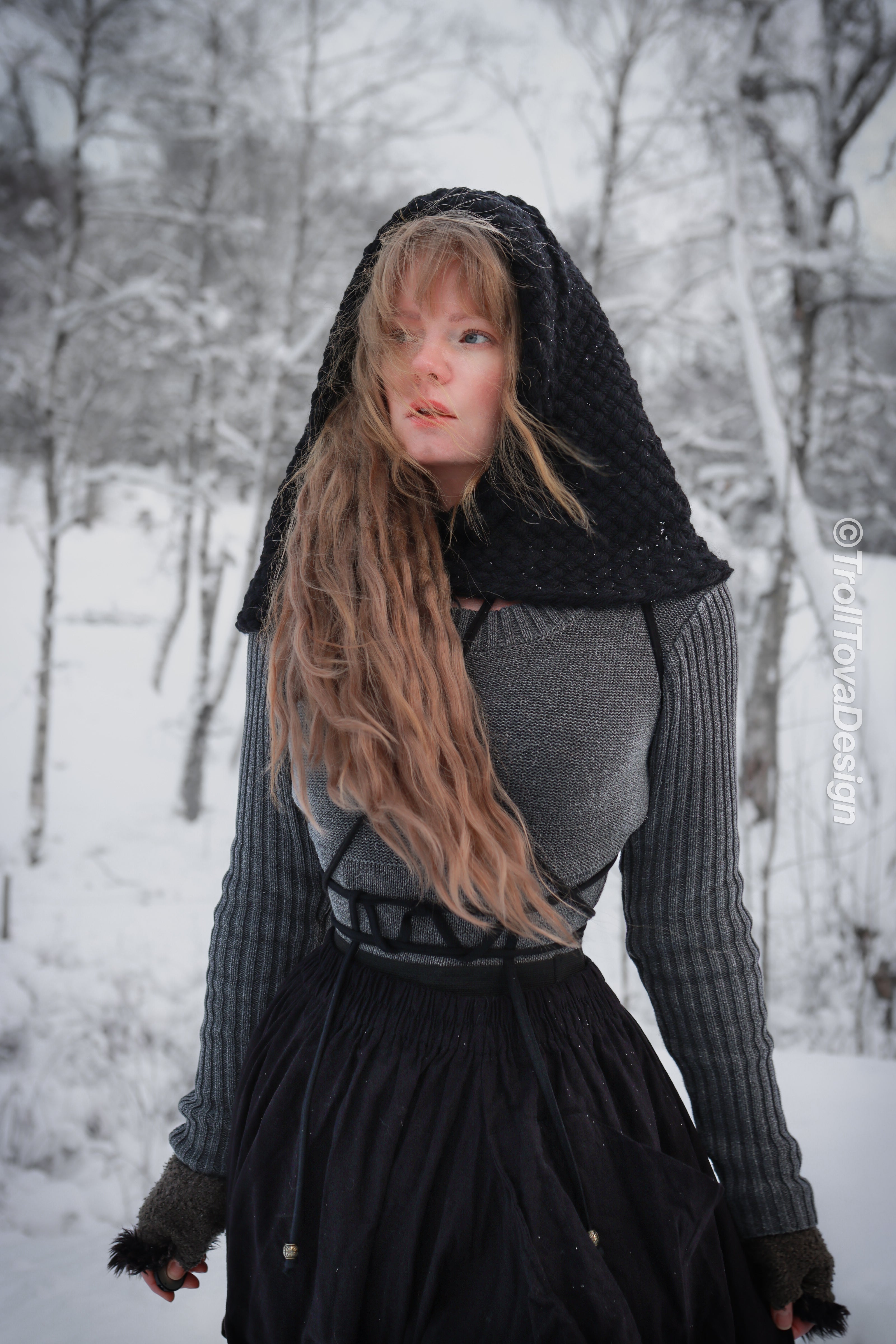 Handwoven hood in black wool and alpaca.