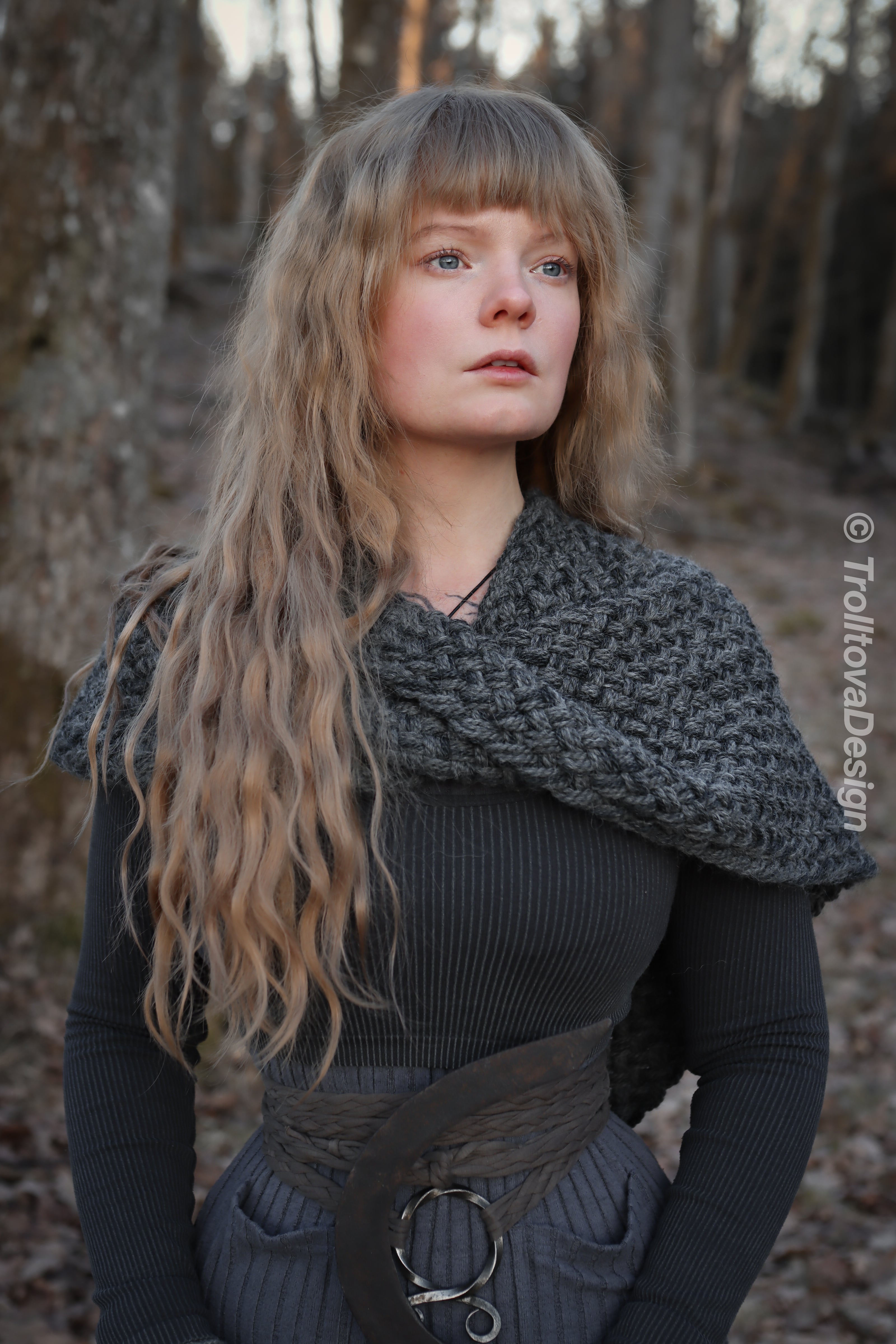 Handwoven twisted capelet in gray wool and alpaca.
