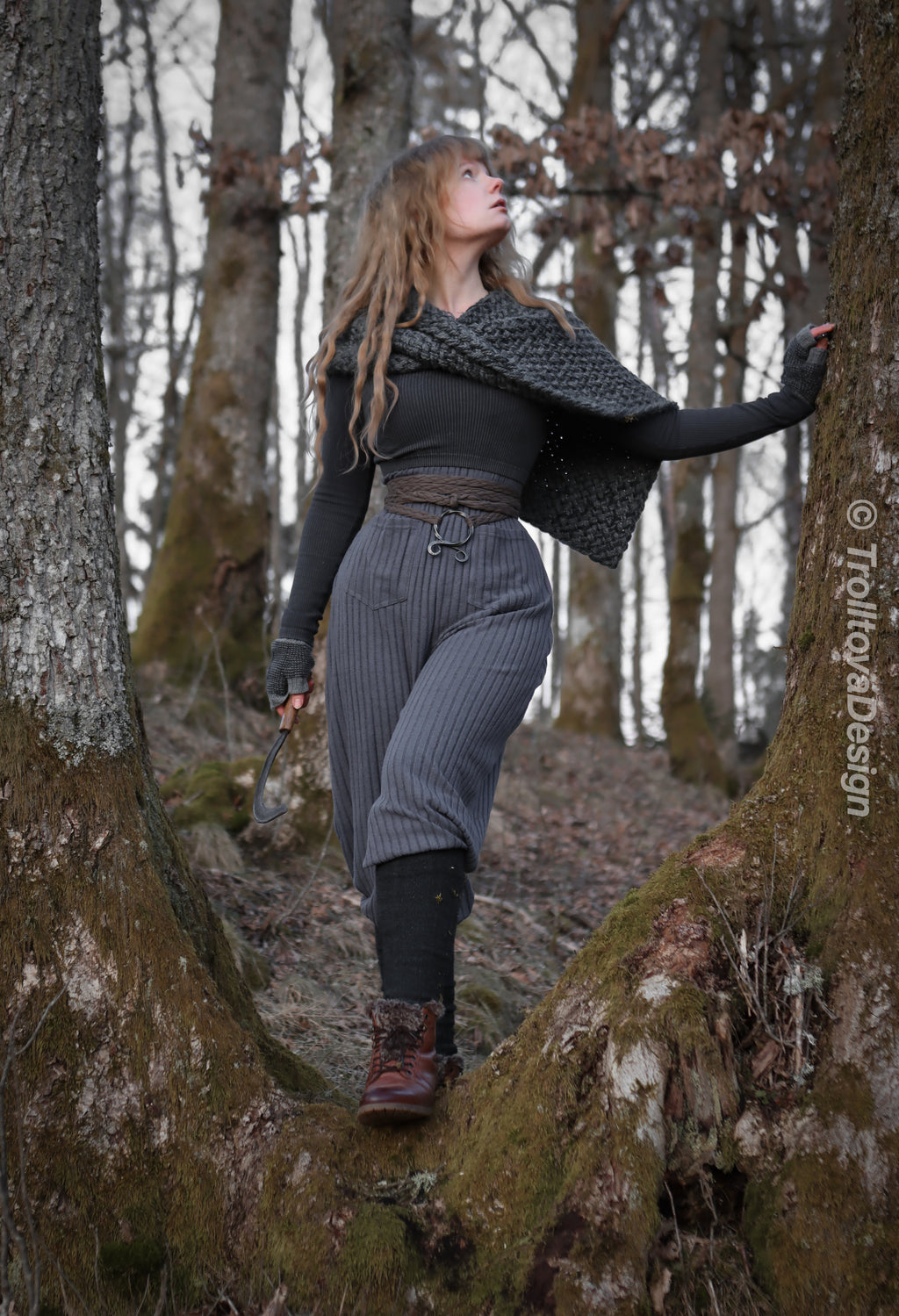 Handwoven twisted capelet in gray wool and alpaca.