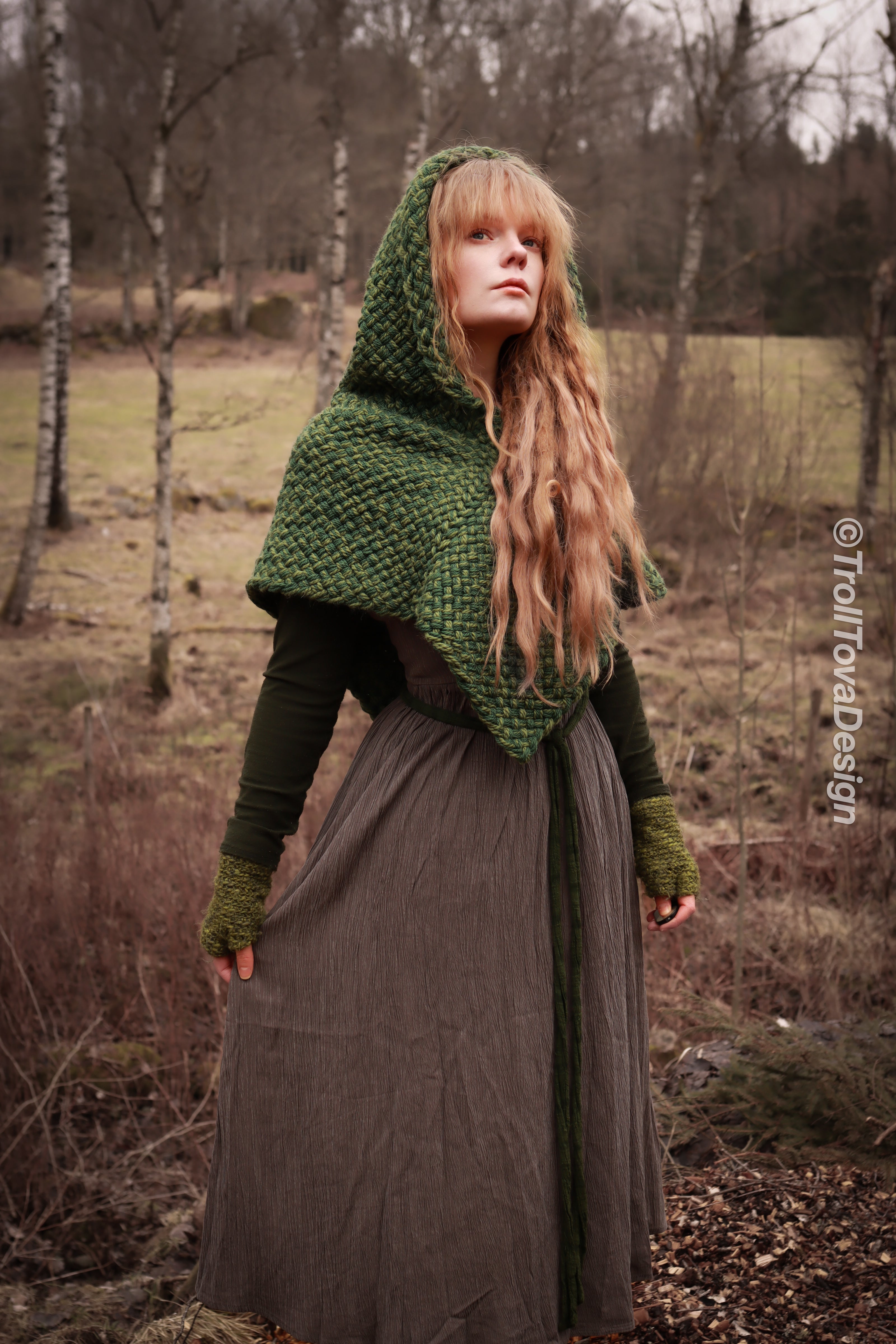 Big handwoven Skjoldehamn inspired hood in green wool and alpaca.