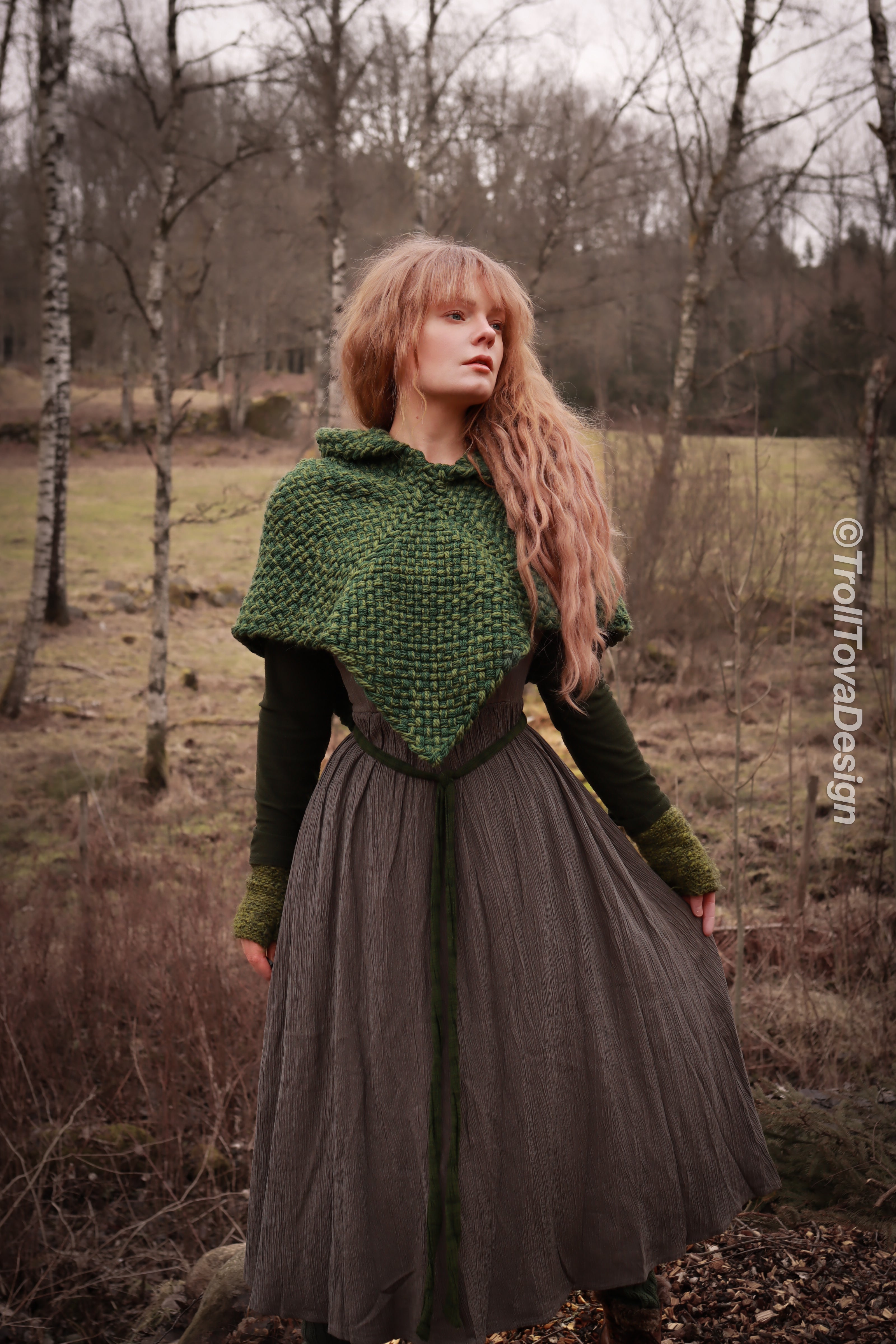 Big handwoven Skjoldehamn inspired hood in green wool and alpaca.