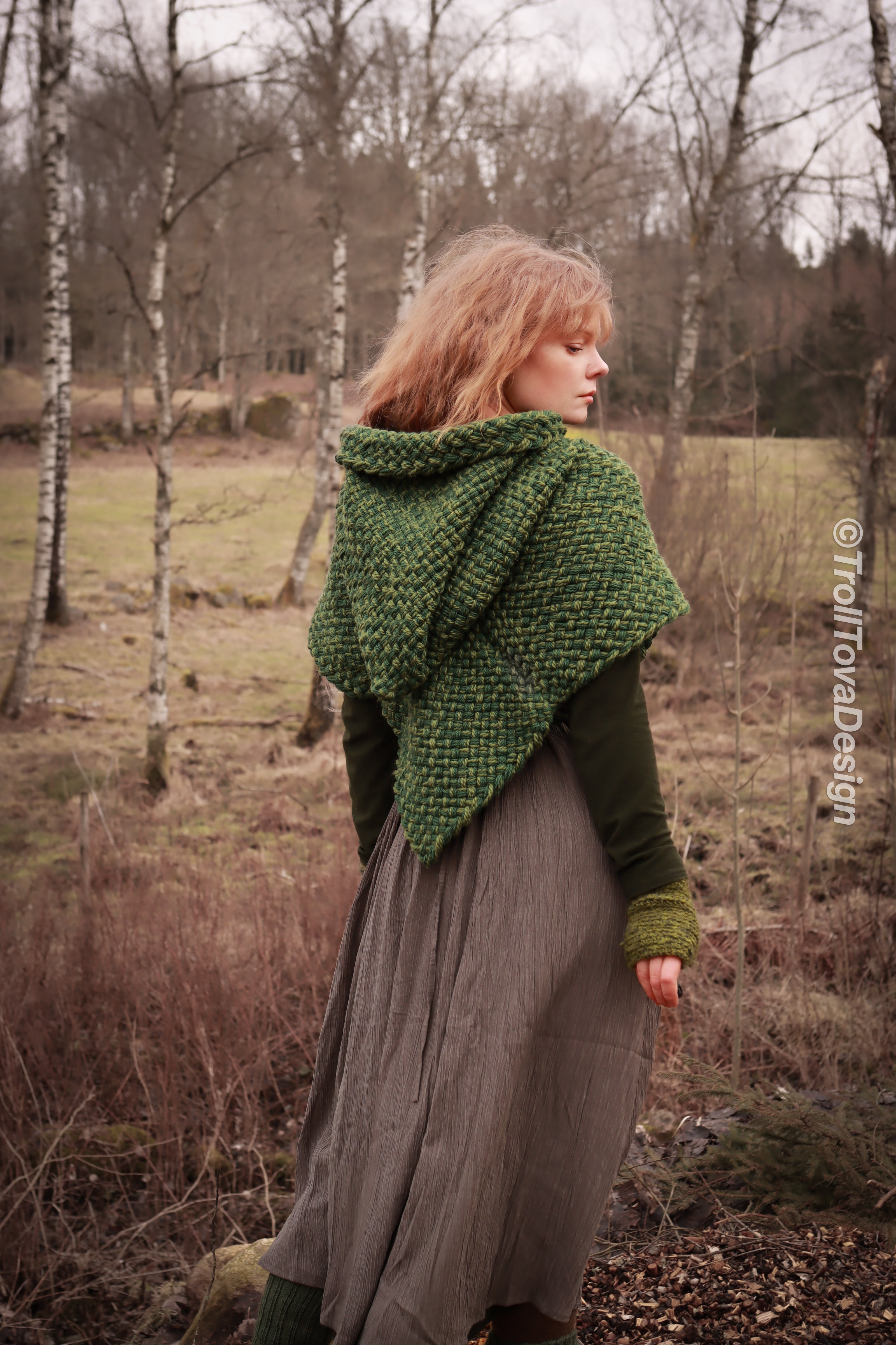 Big handwoven Skjoldehamn inspired hood in green wool and alpaca.