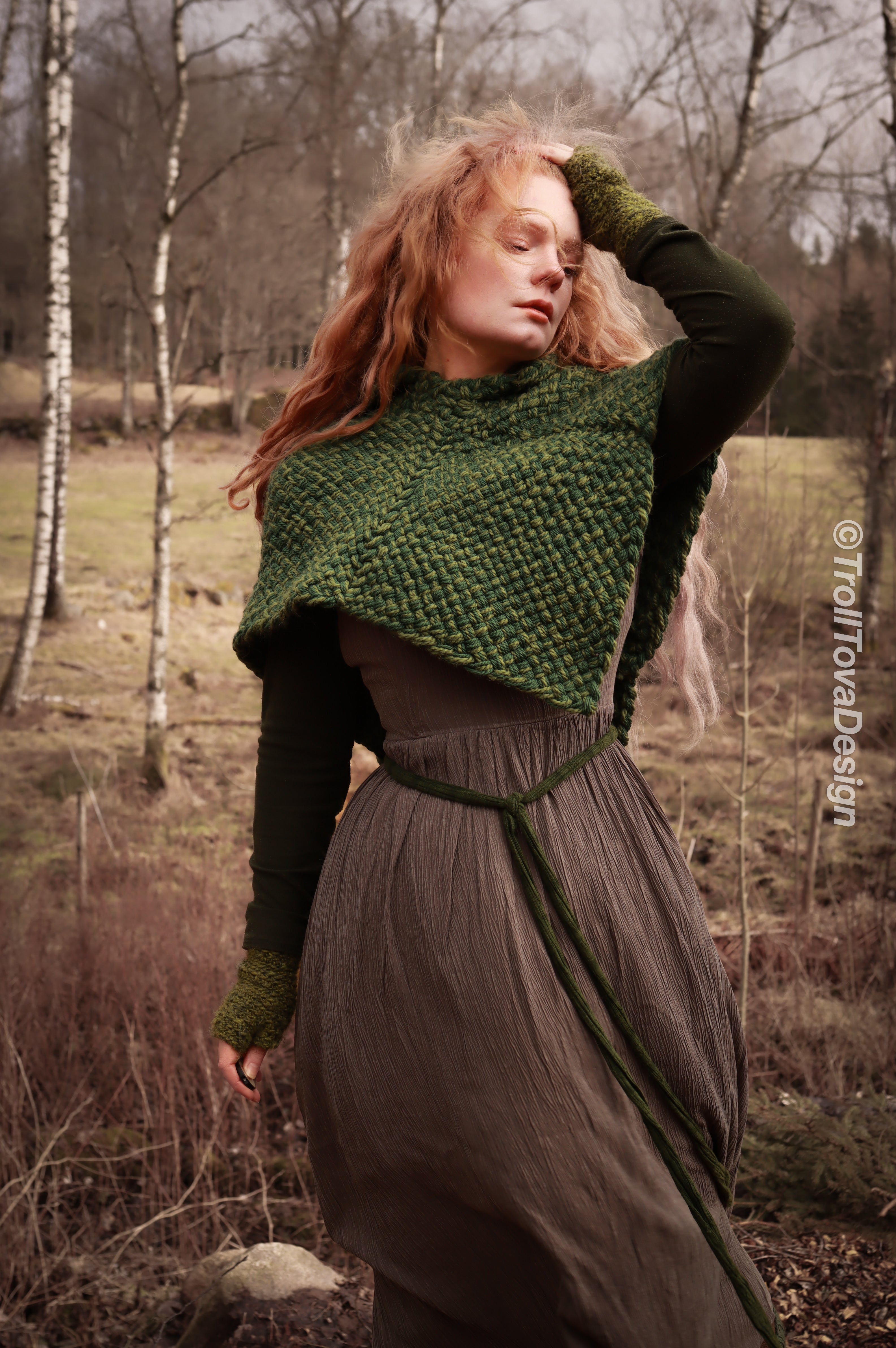 Big handwoven Skjoldehamn inspired hood in green wool and alpaca.