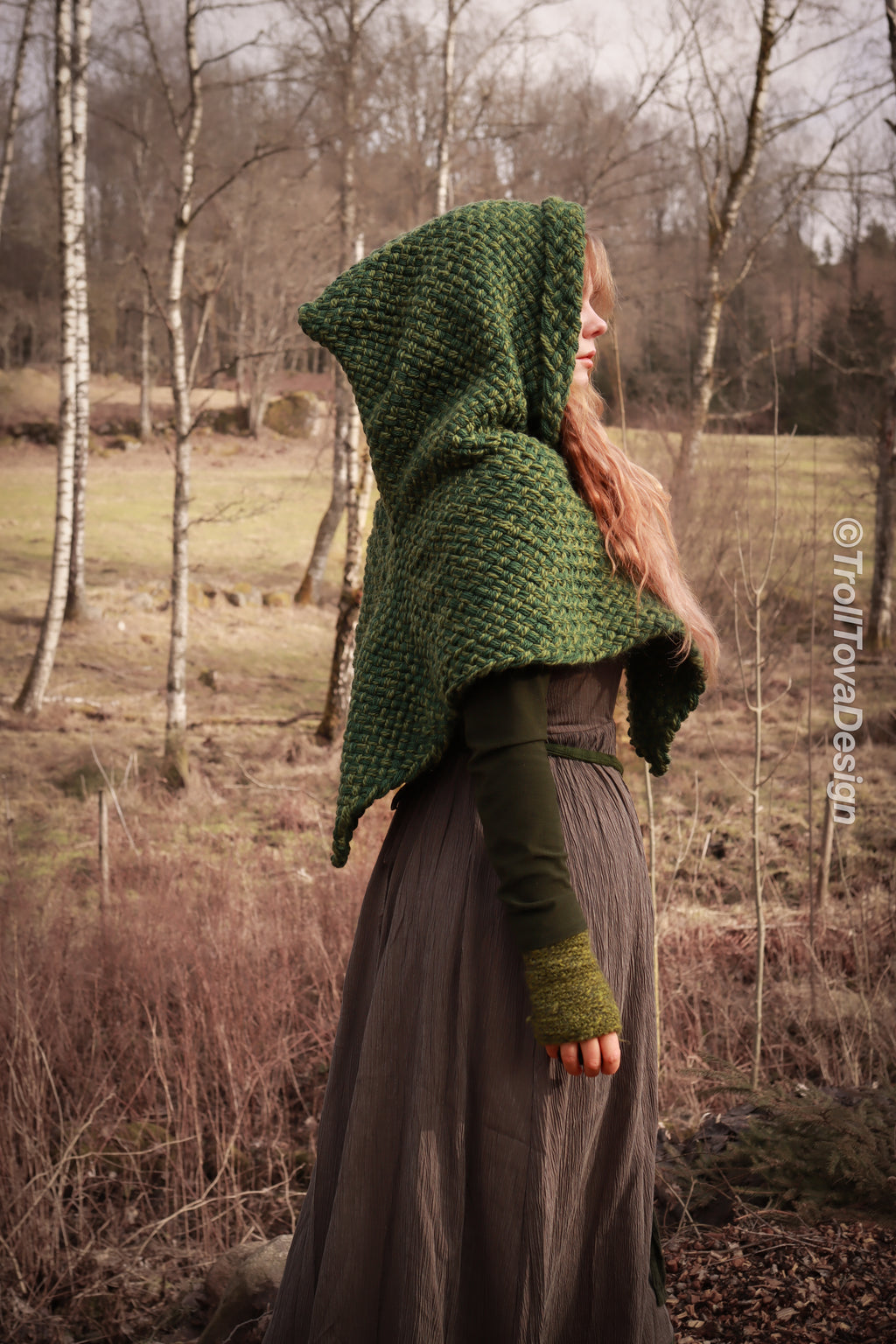 Big handwoven Skjoldehamn inspired hood in green wool and alpaca.