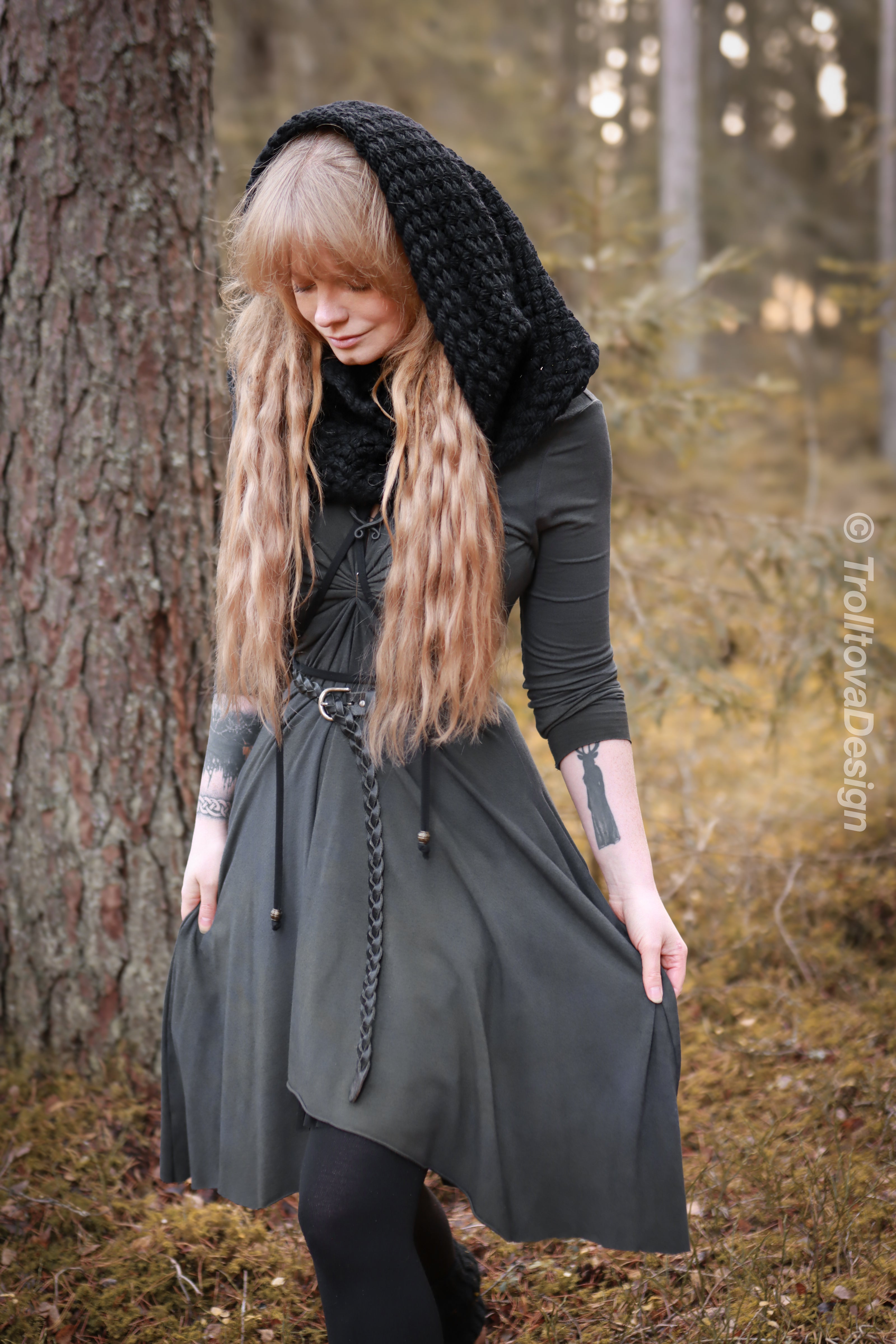 Handwoven simple snood in black wool and alpaca.