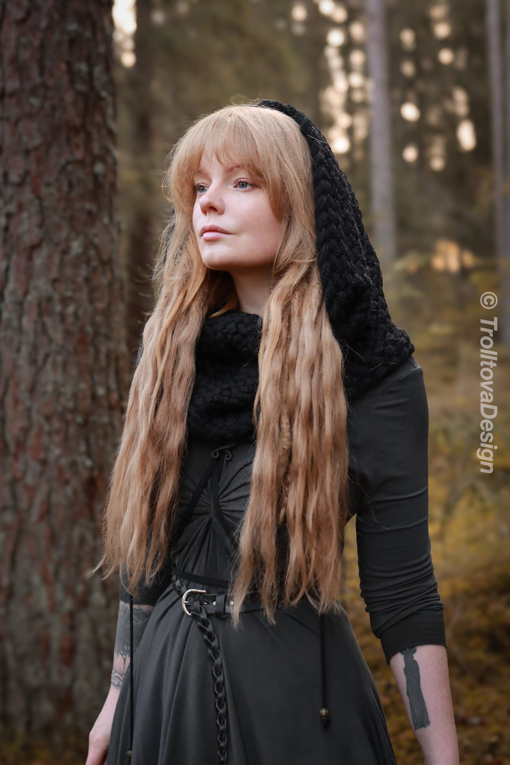 Handwoven simple snood in black wool and alpaca.