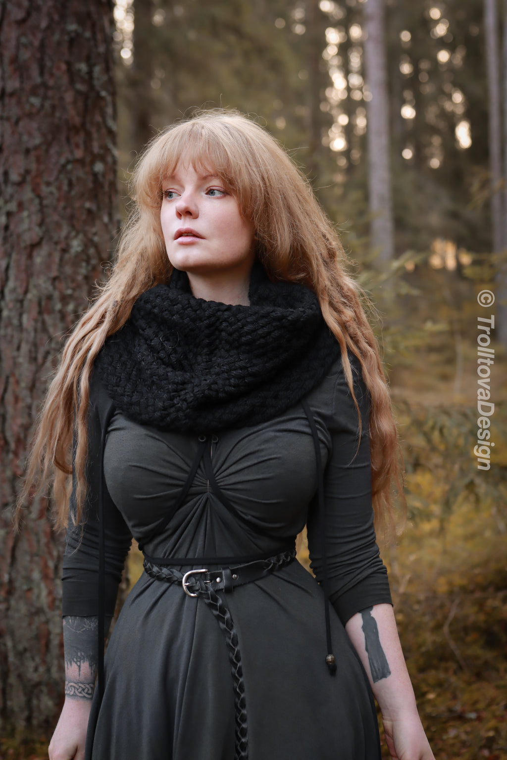 Handwoven simple snood in black wool and alpaca.