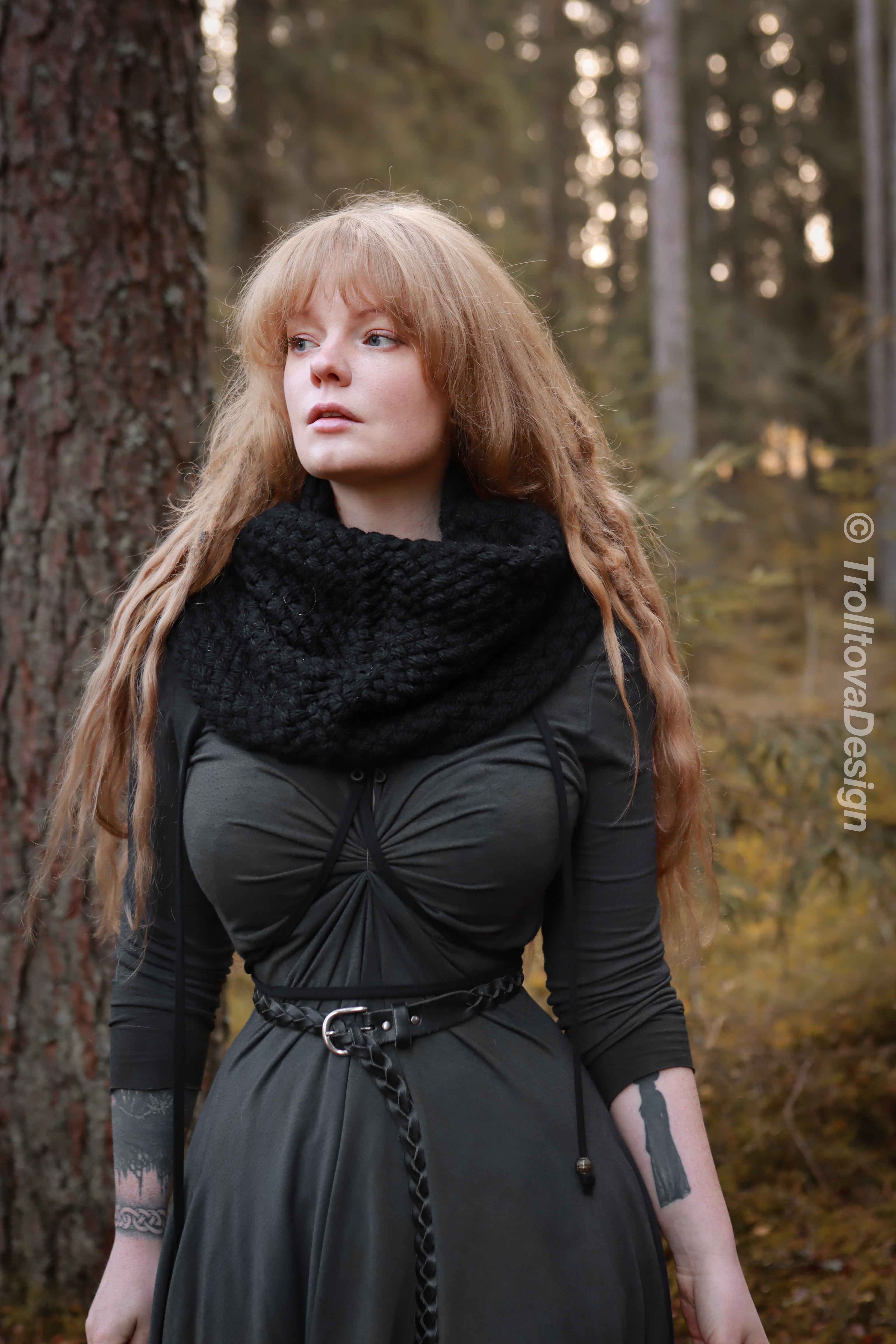 Handwoven simple snood in black wool and alpaca.