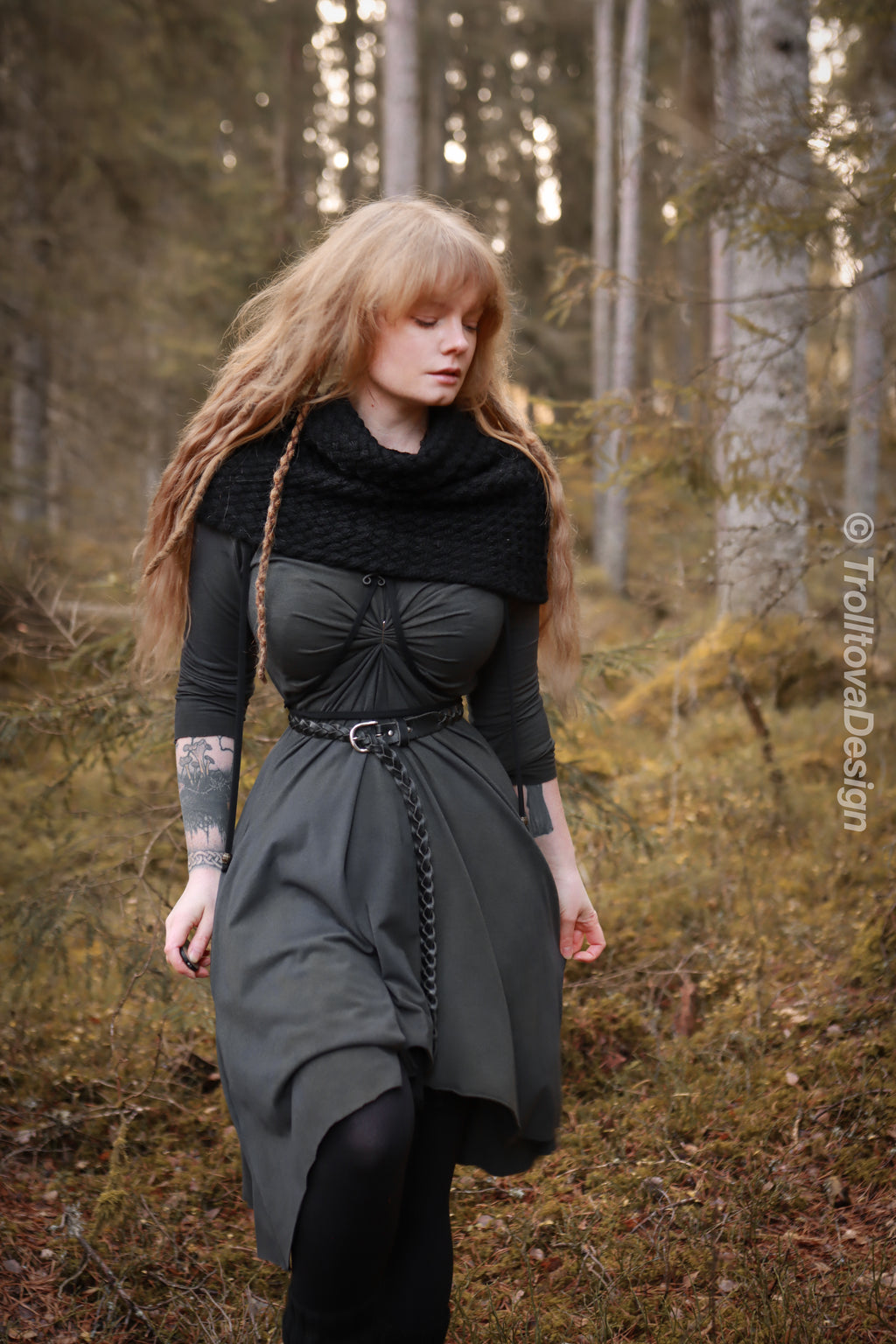Handwoven simple snood in black wool and alpaca.