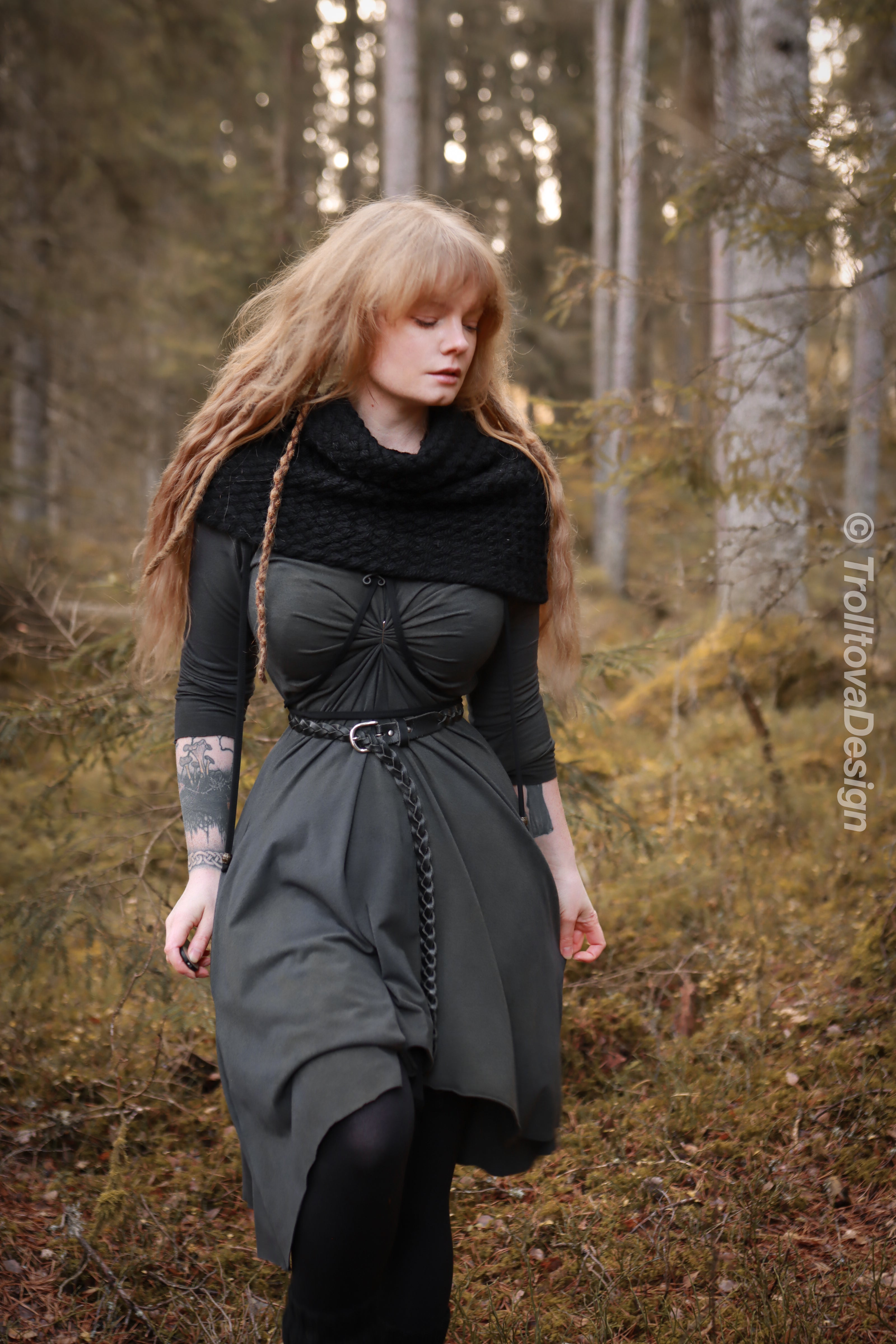 Handwoven simple snood in black wool and alpaca.
