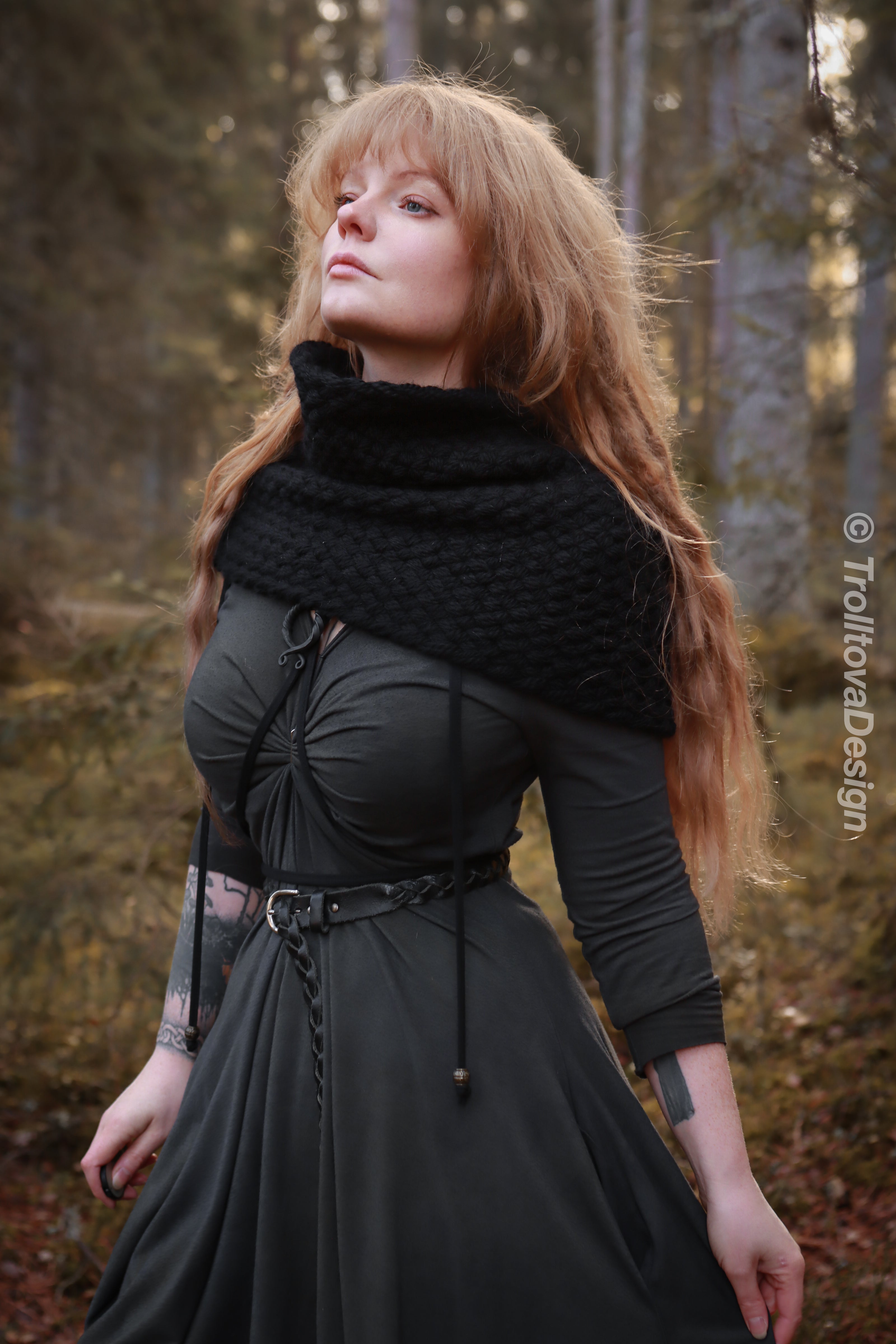 Handwoven simple snood in black wool and alpaca.