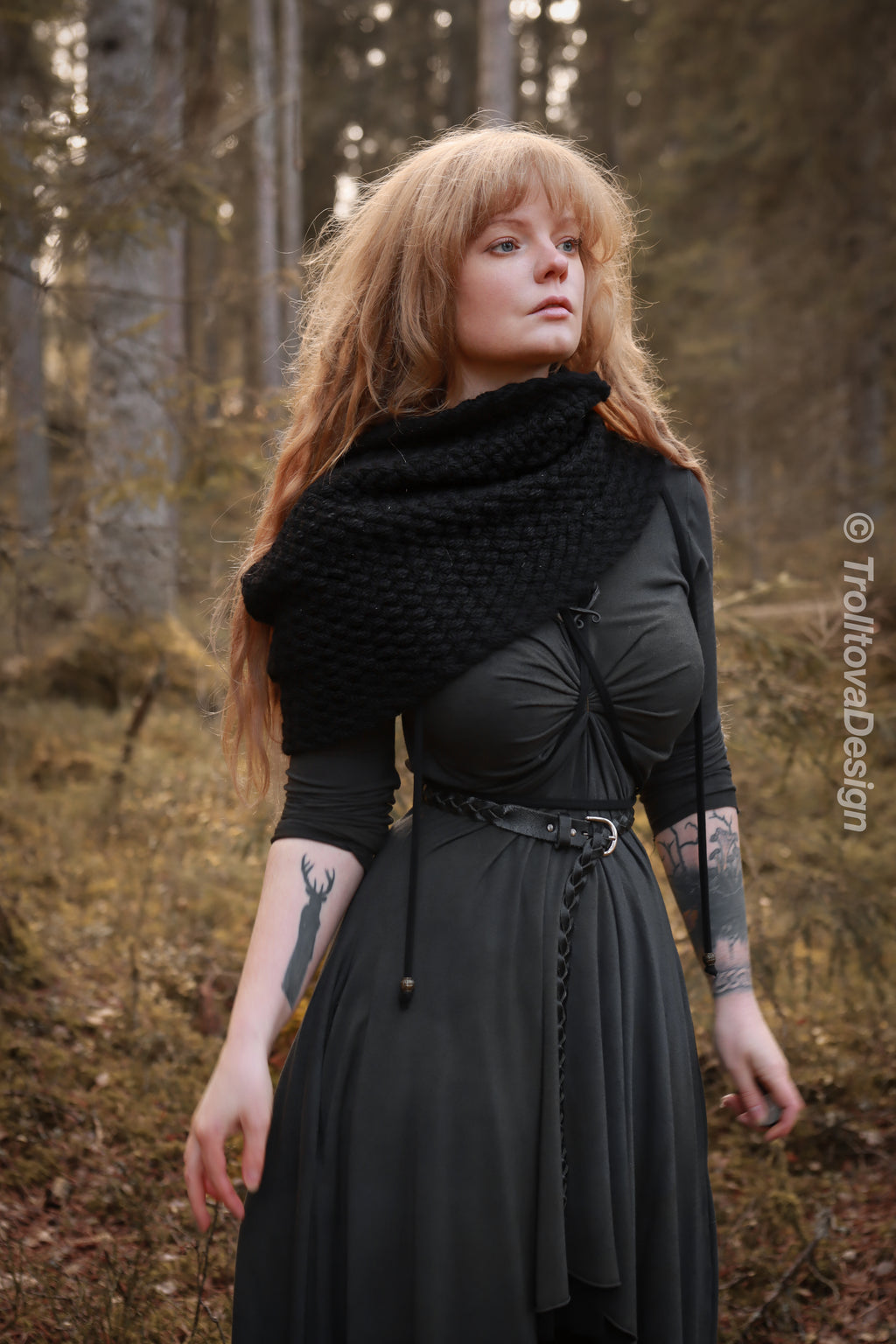 Handwoven simple snood in black wool and alpaca.