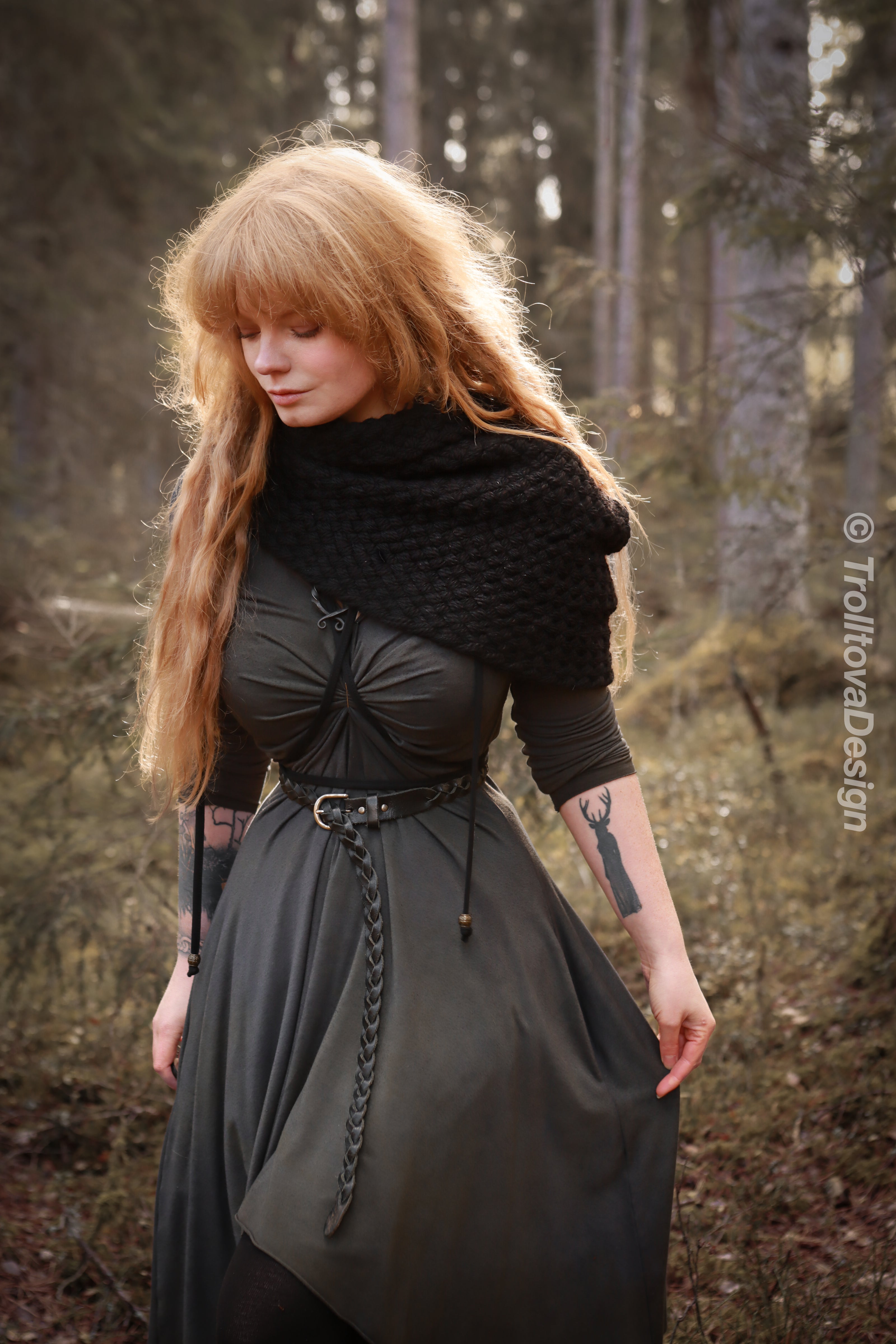 Handwoven simple snood in black wool and alpaca.