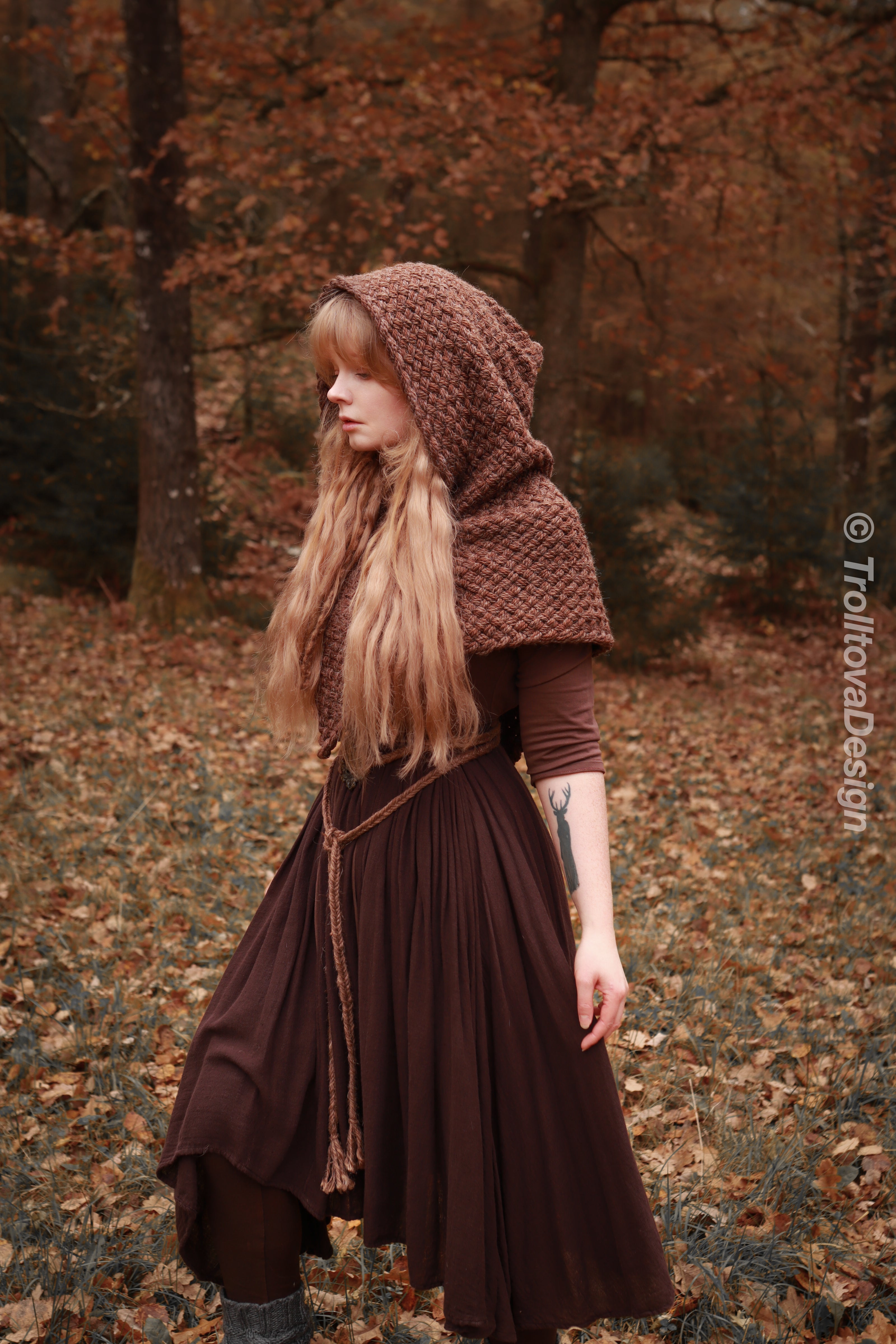 Small handwoven Skjoldehamn inspired hood in brown wool and alpaca.