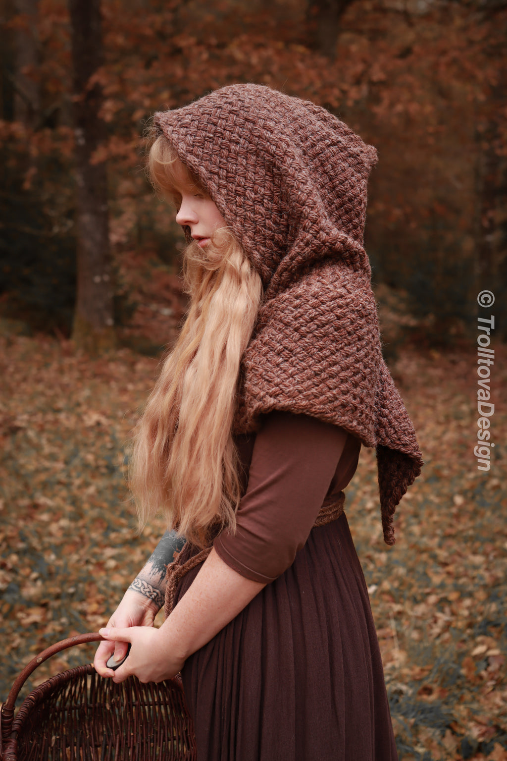 Small handwoven Skjoldehamn inspired hood in brown wool and alpaca.