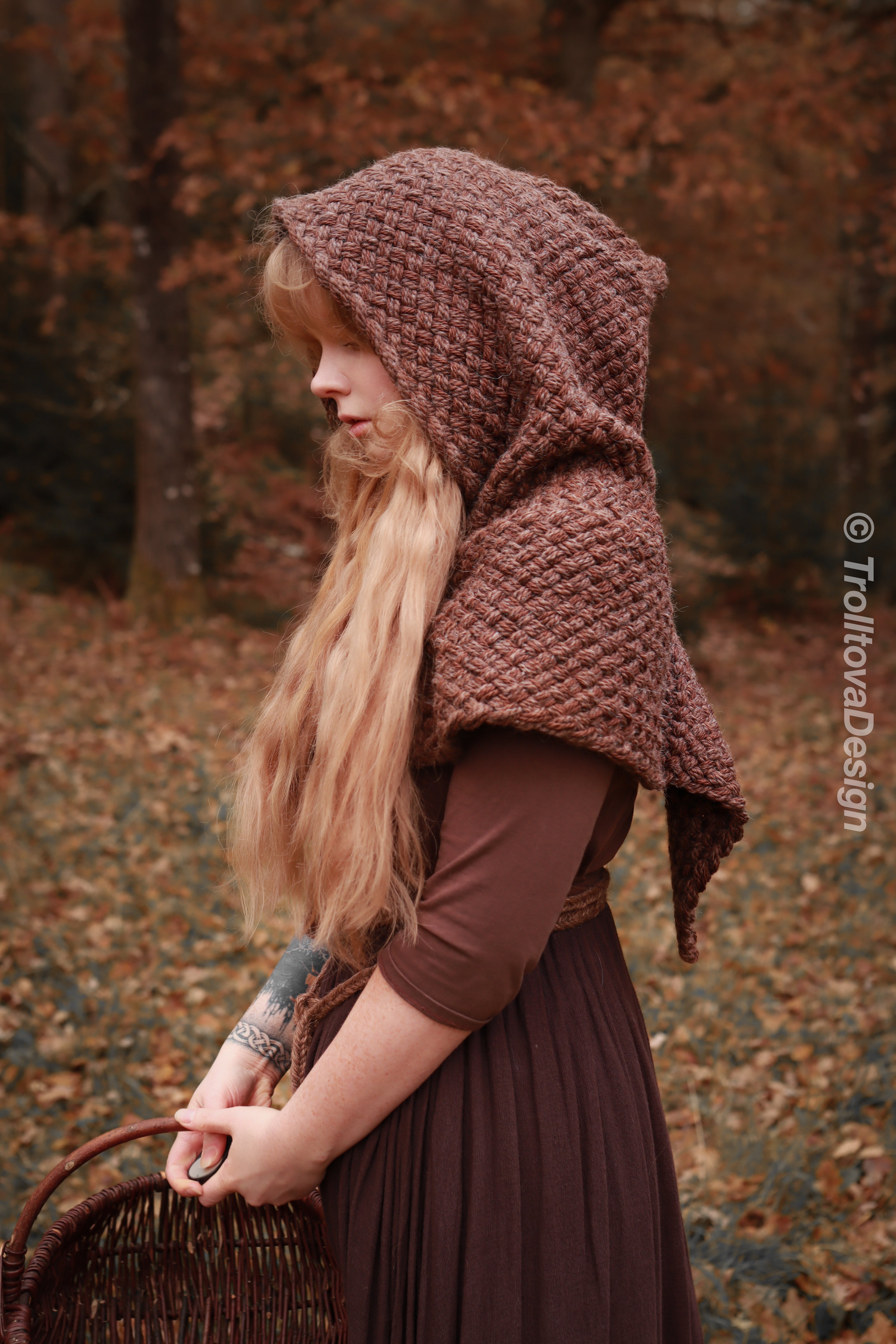 Small handwoven Skjoldehamn inspired hood in brown wool and alpaca.