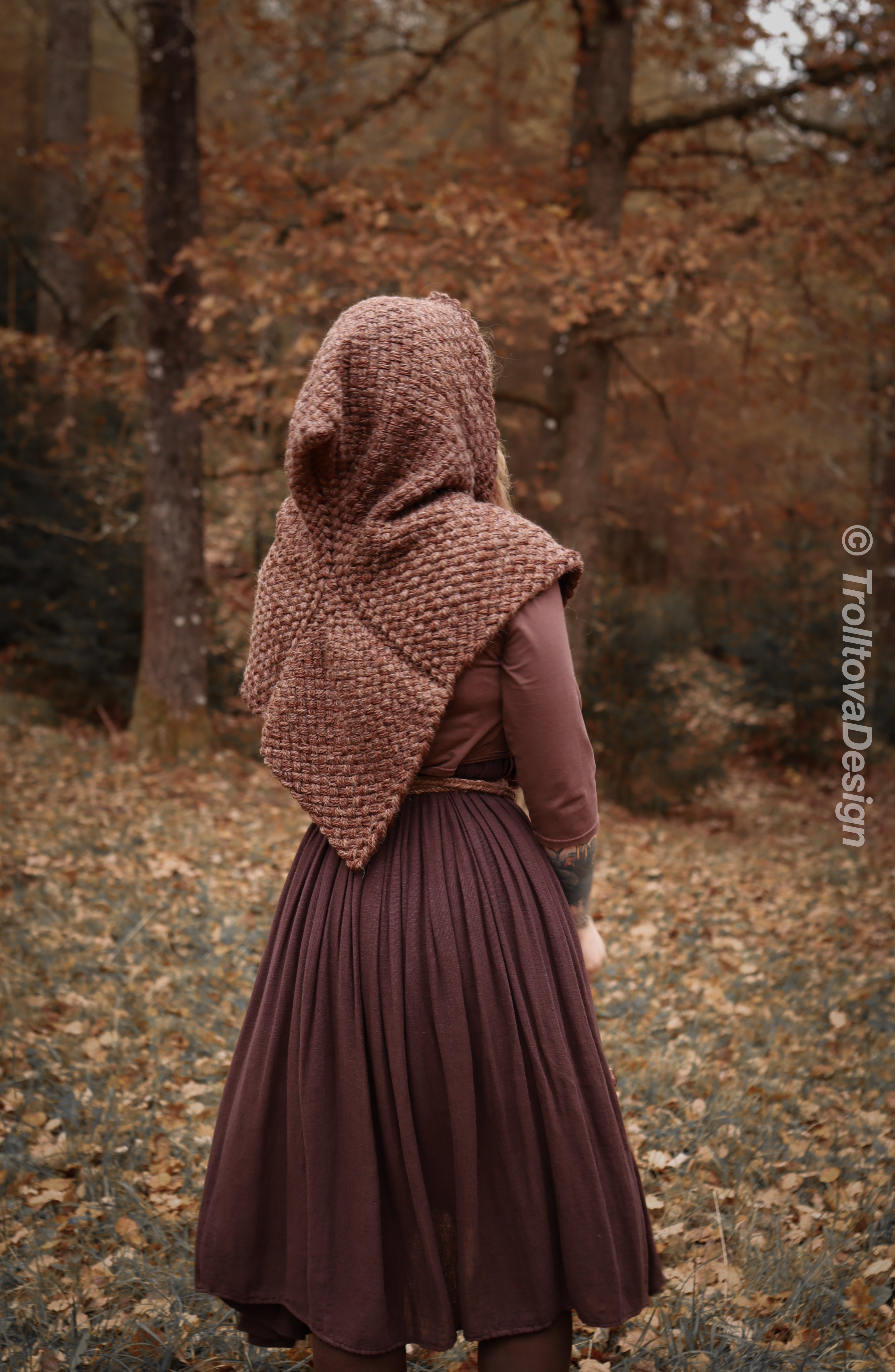 Small handwoven Skjoldehamn inspired hood in brown wool and alpaca.