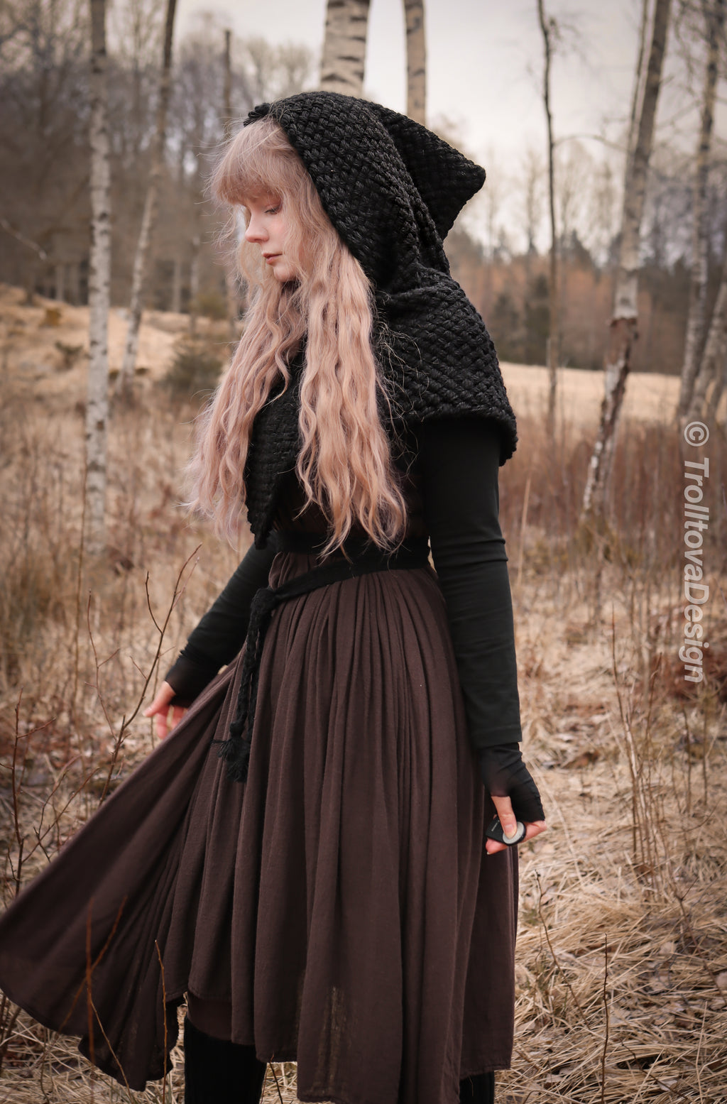 Small handwoven Skjoldehamn inspired hood in black wool and alpaca.