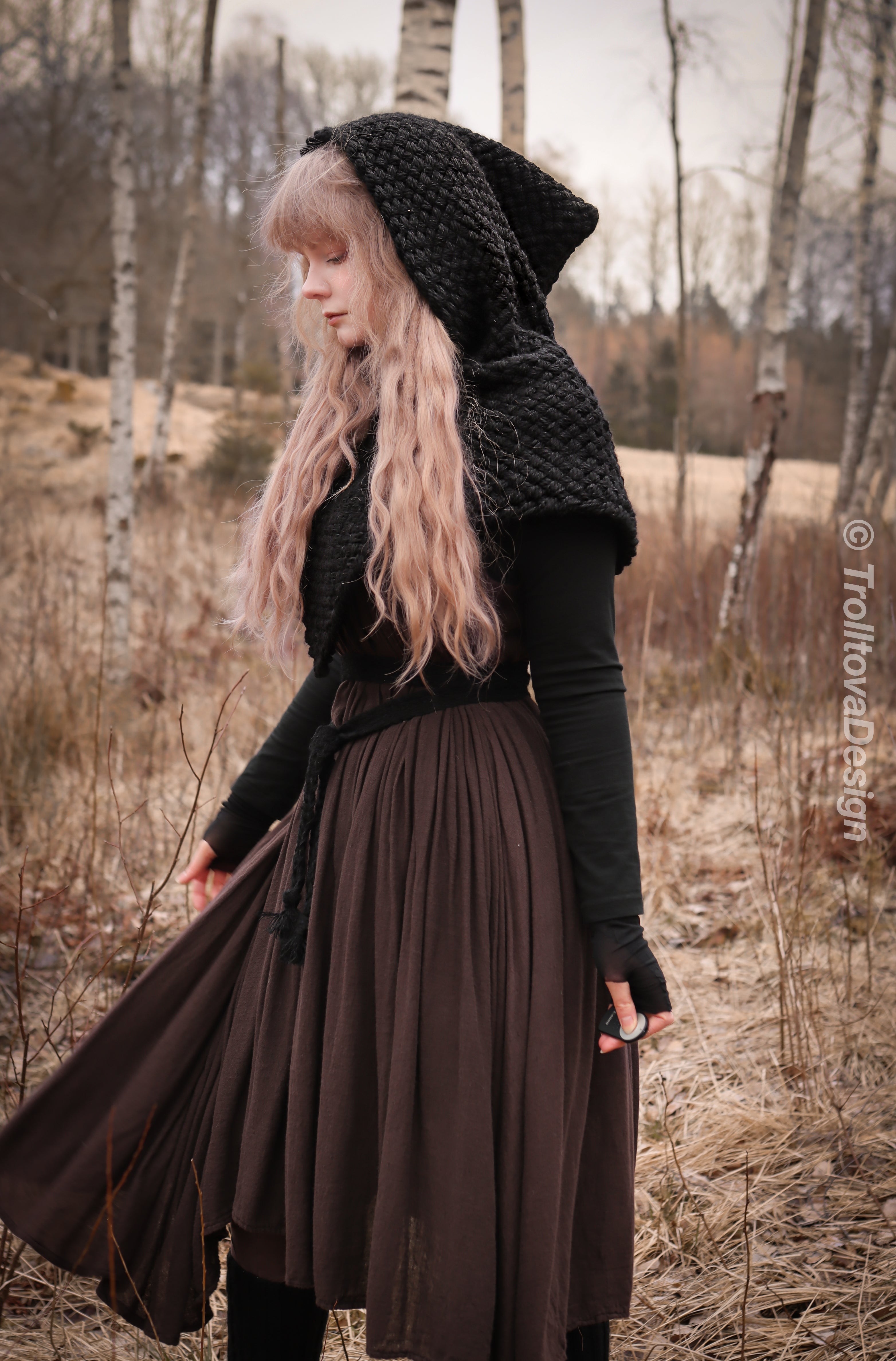 Small handwoven Skjoldehamn inspired hood in black wool and alpaca.