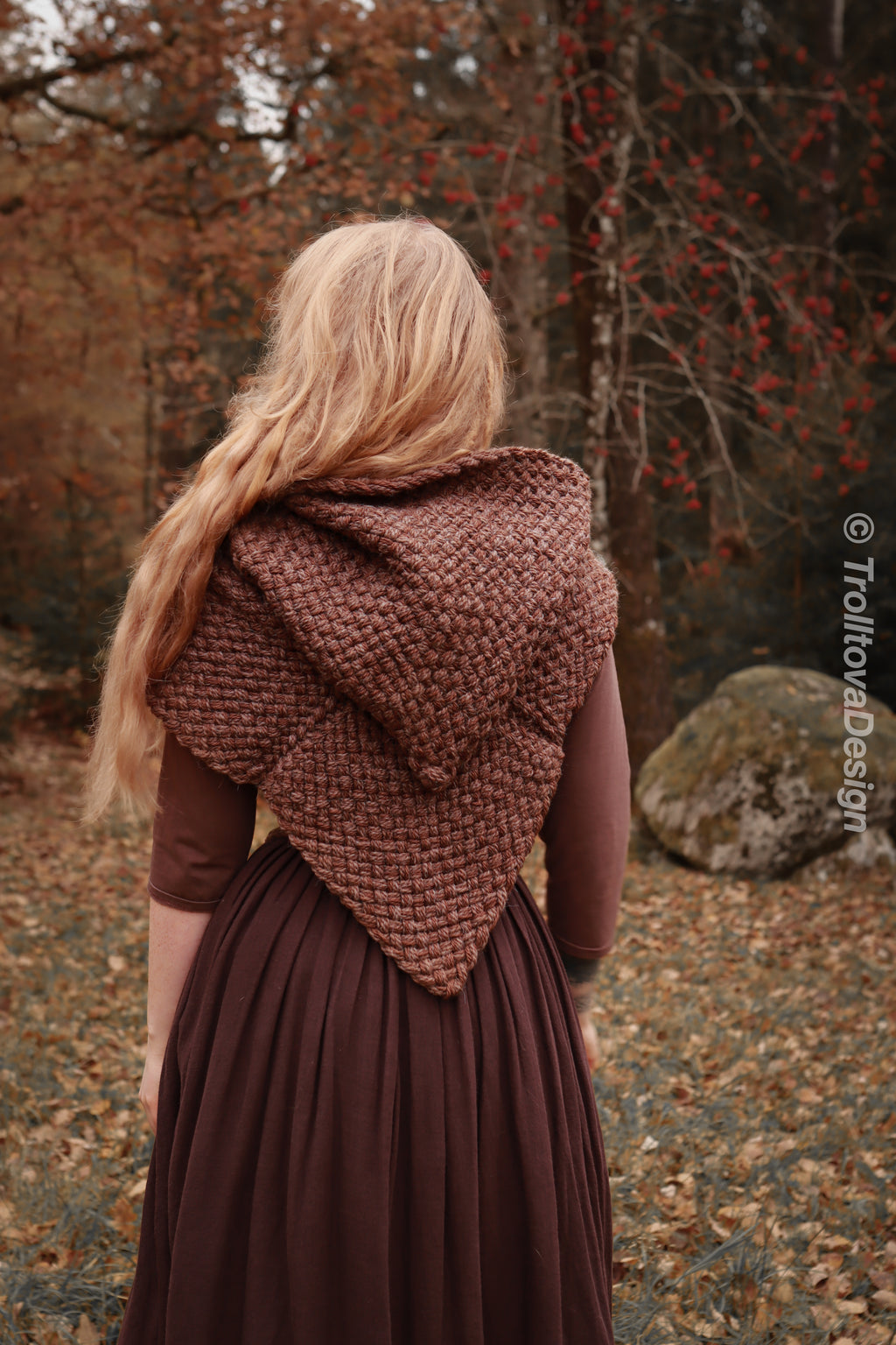 Small handwoven Skjoldehamn inspired hood in brown wool and alpaca.