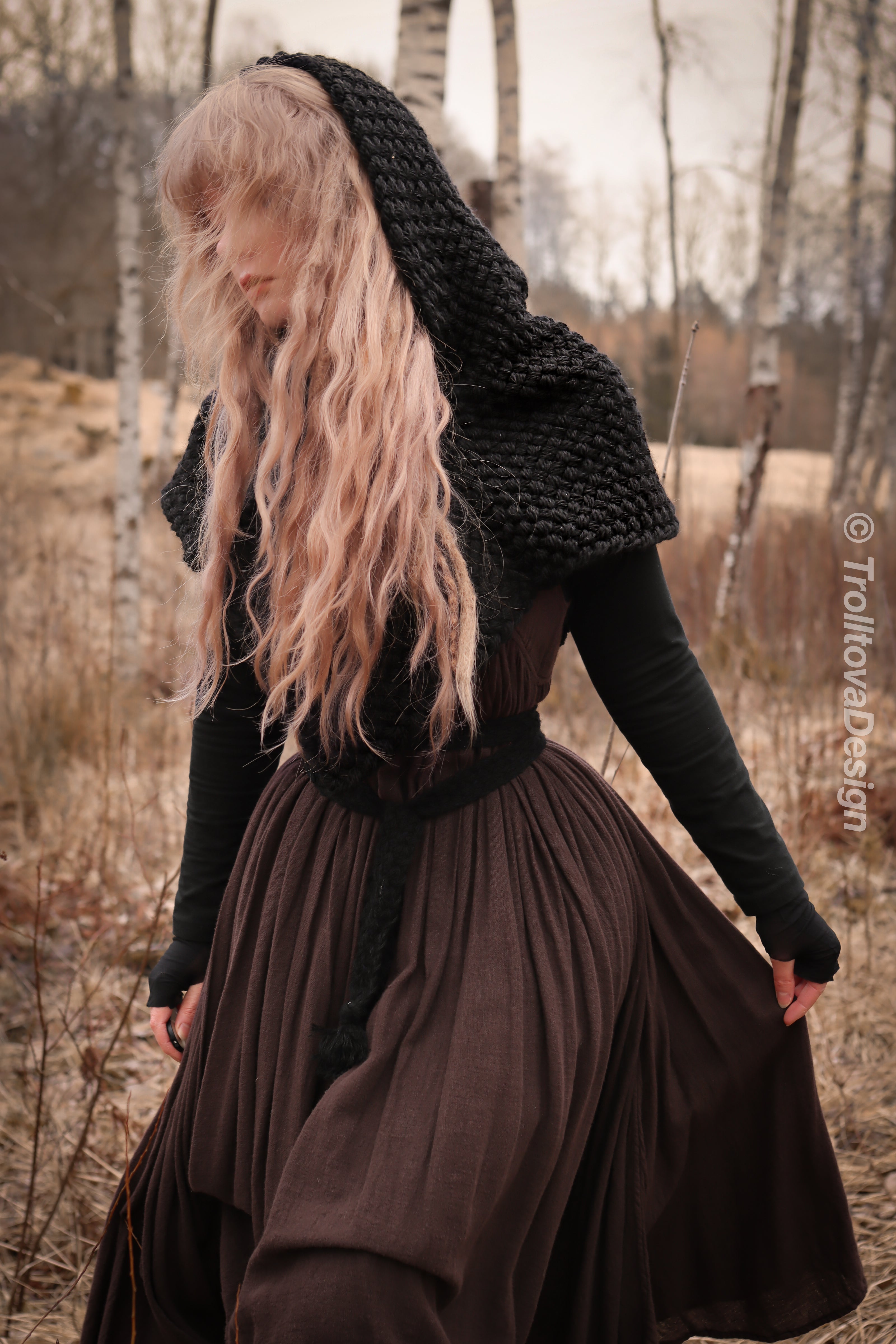 Small handwoven Skjoldehamn inspired hood in black wool and alpaca.
