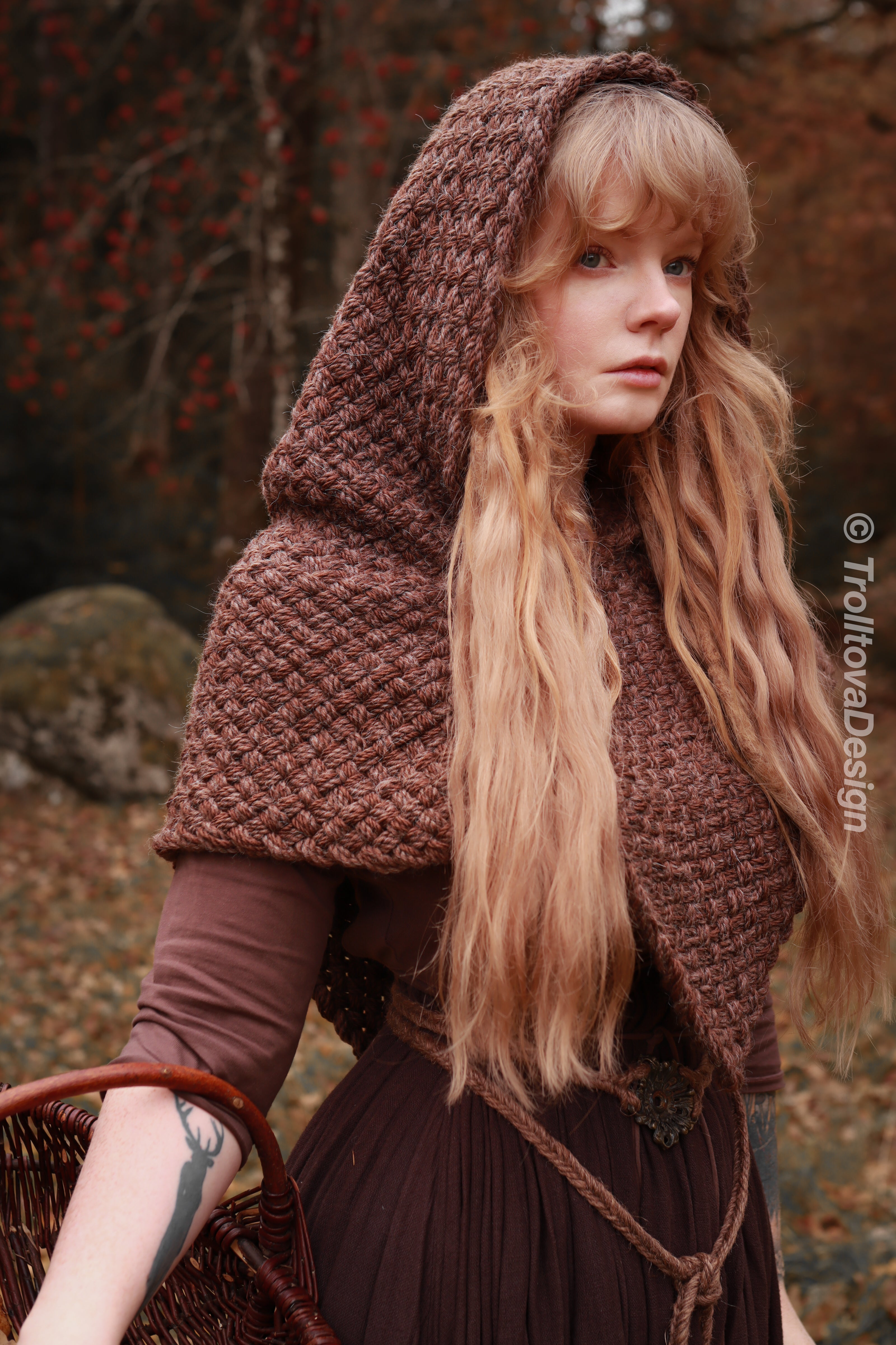 Small handwoven Skjoldehamn inspired hood in brown wool and alpaca.