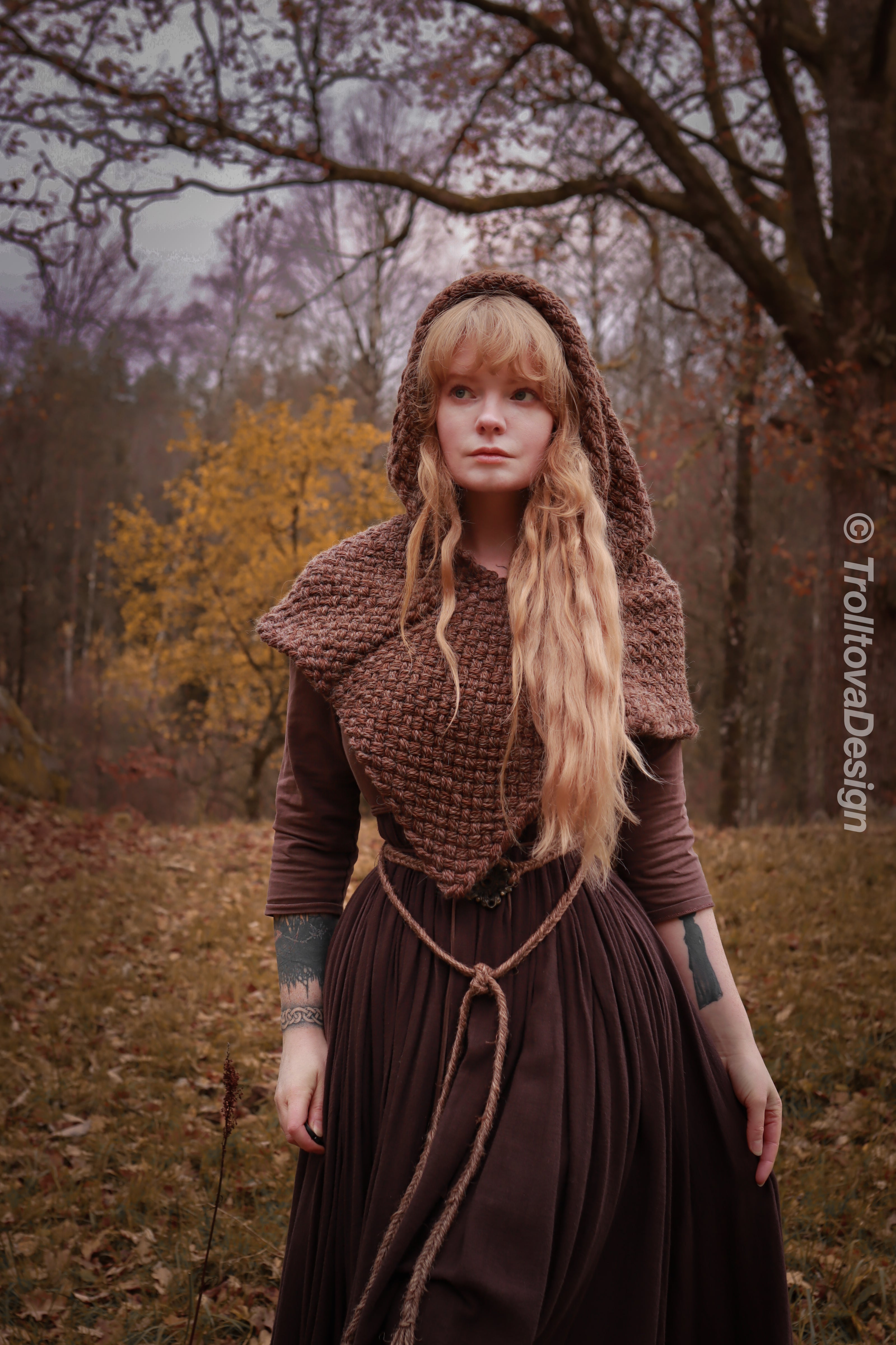 Small handwoven Skjoldehamn inspired hood in brown wool and alpaca.