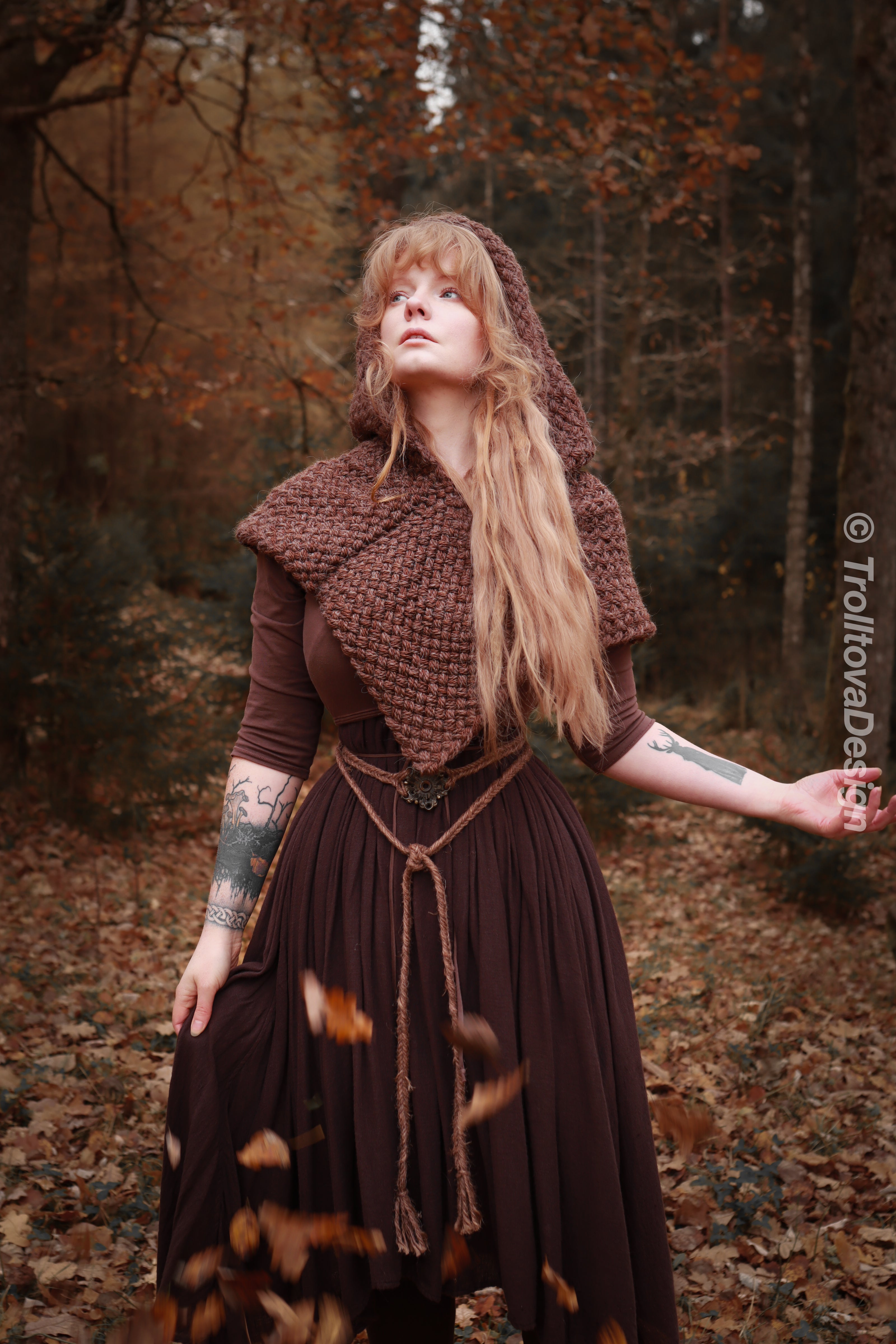 Small handwoven Skjoldehamn inspired hood in brown wool and alpaca.