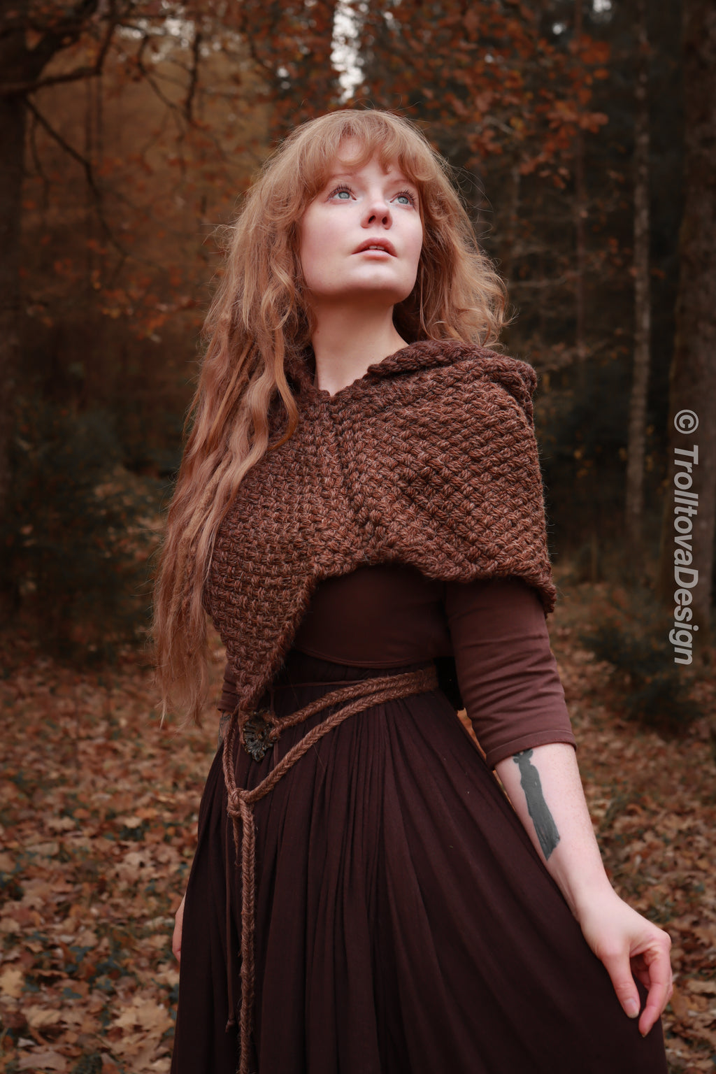 Small handwoven Skjoldehamn inspired hood in brown wool and alpaca.