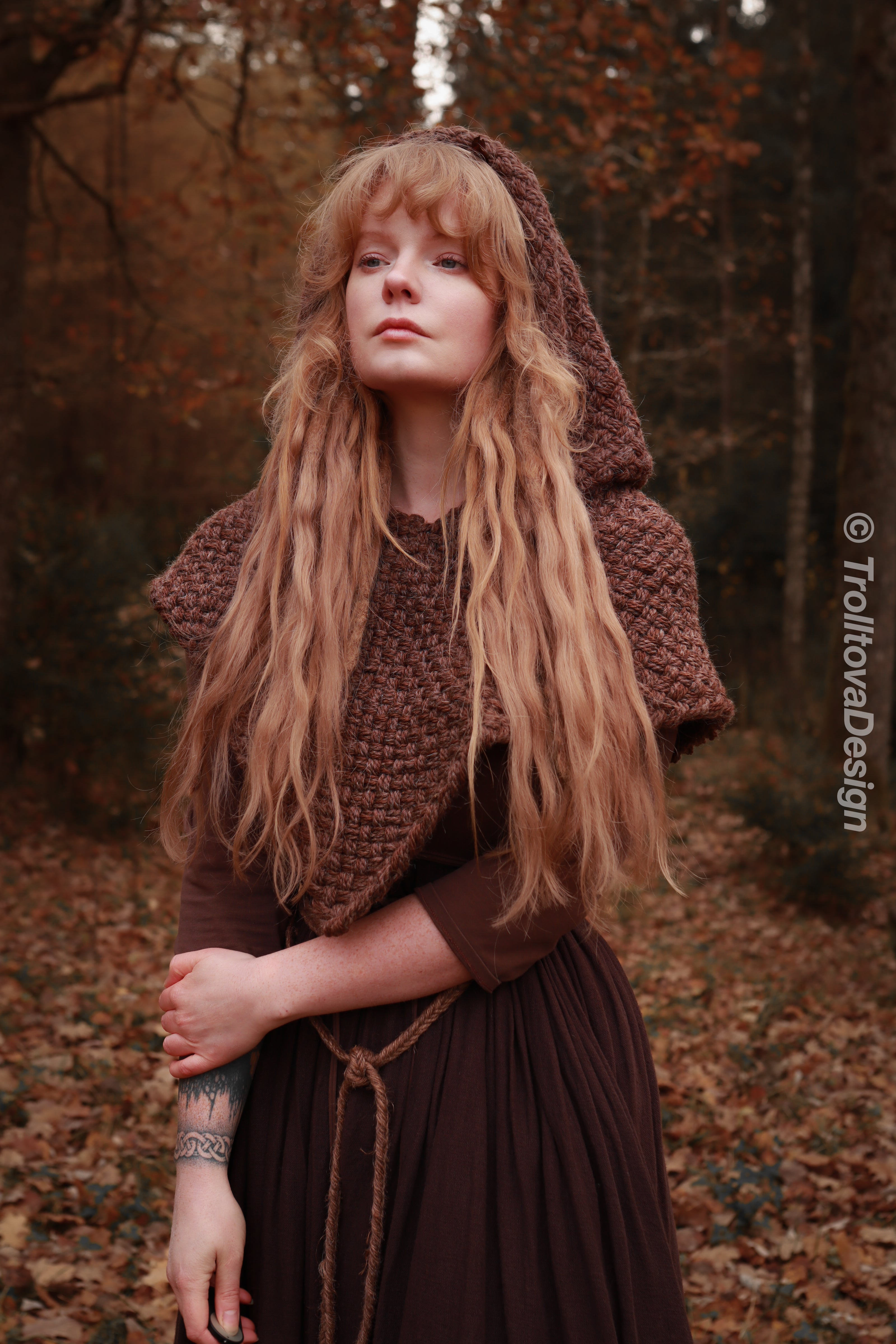 Small handwoven Skjoldehamn inspired hood in brown wool and alpaca.