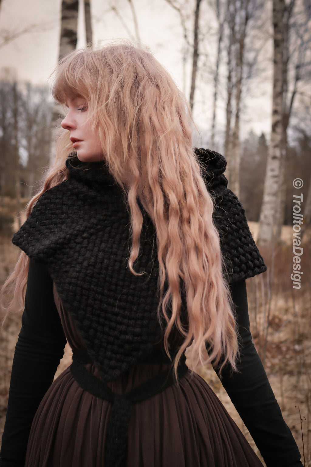 Small handwoven Skjoldehamn inspired hood in black wool and alpaca.