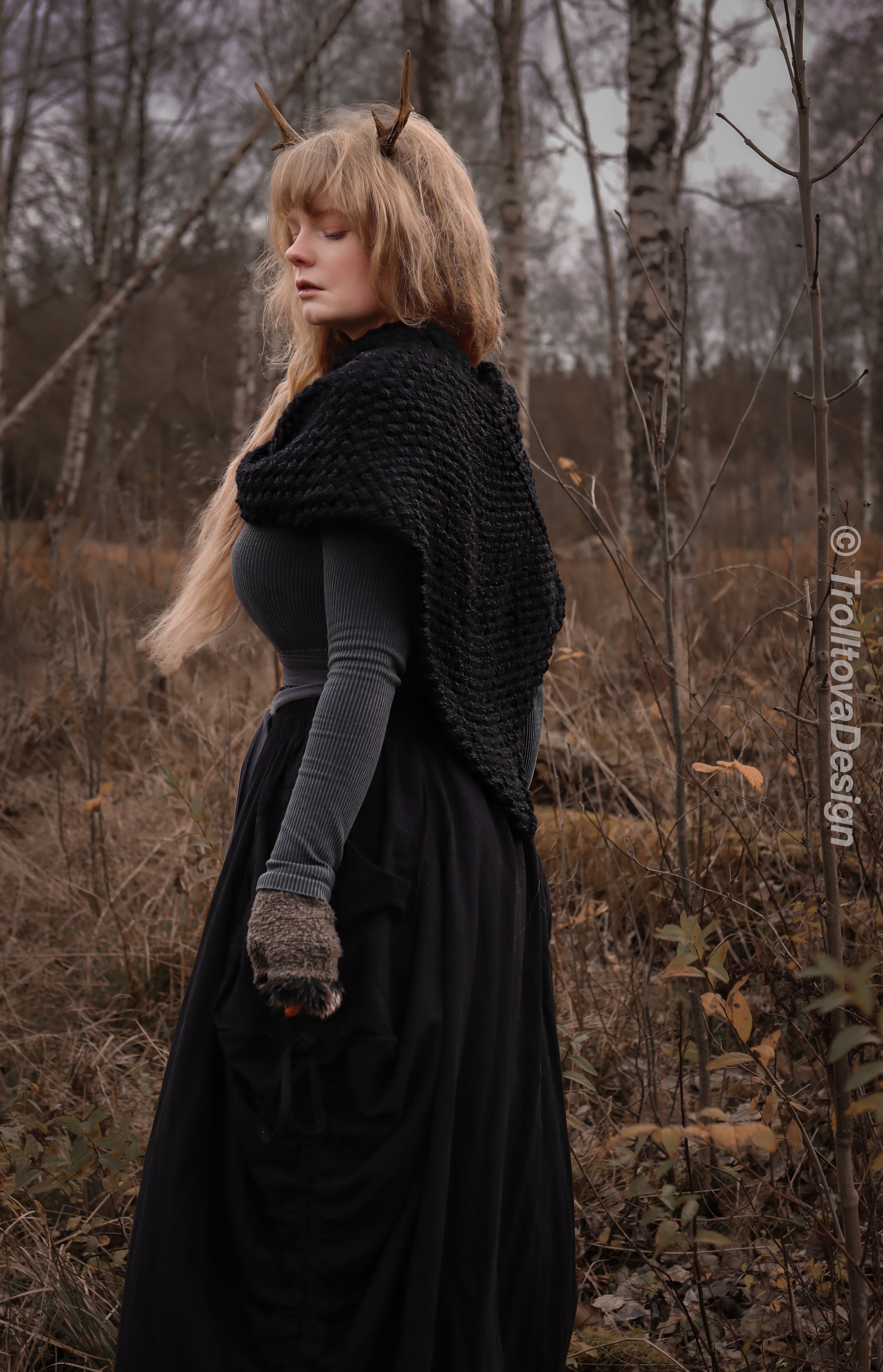 Handwoven twisted capelet in black wool and alpaca.