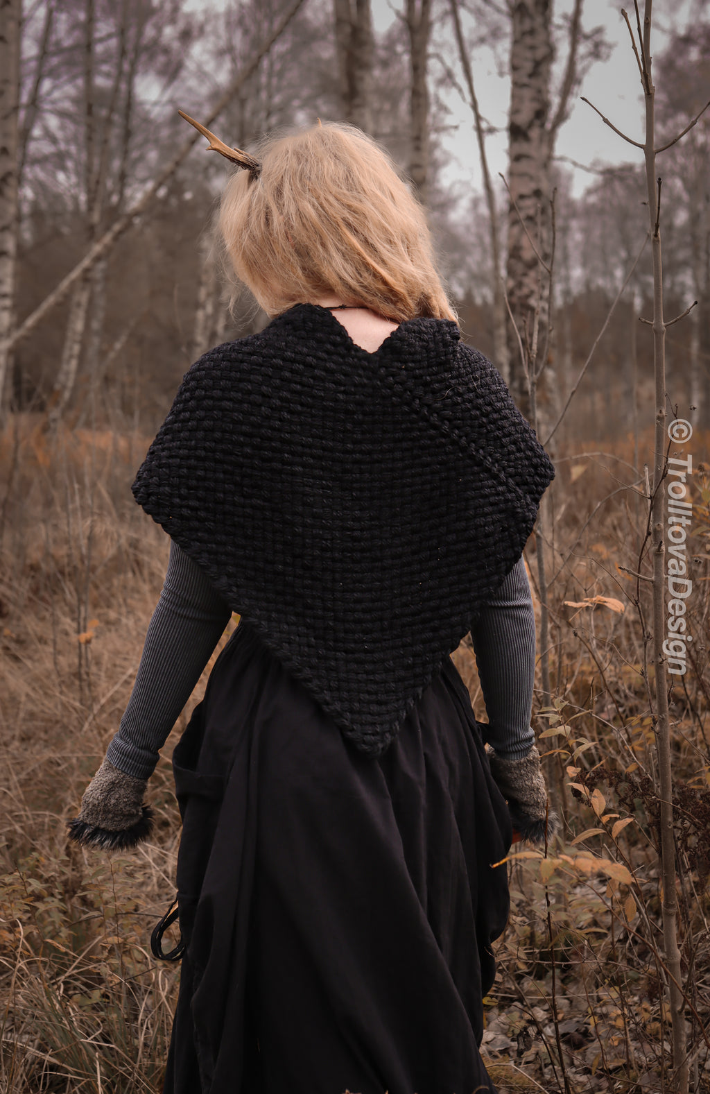 Handwoven twisted capelet in black wool and alpaca.