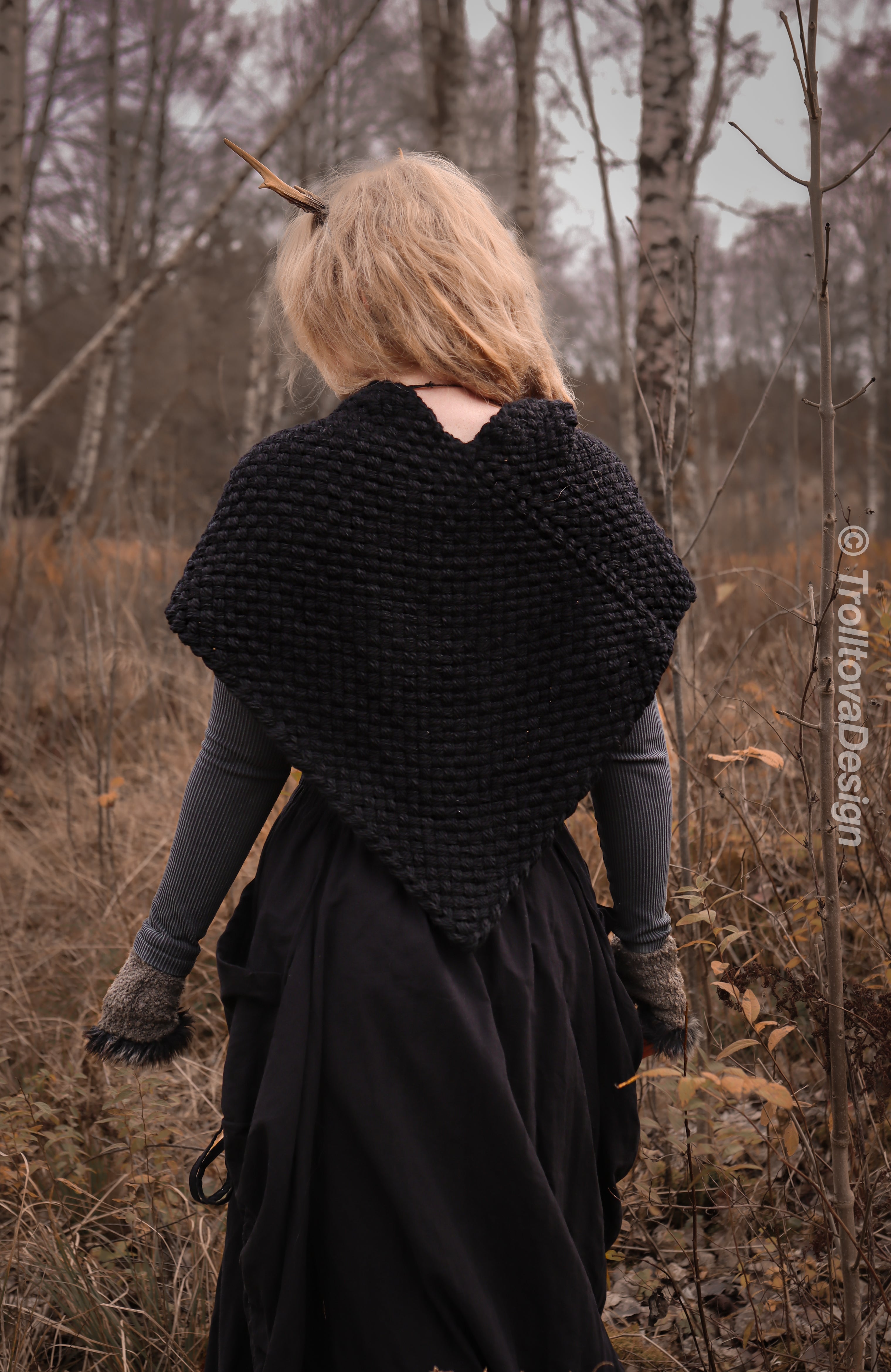 Handwoven twisted capelet in black wool and alpaca.