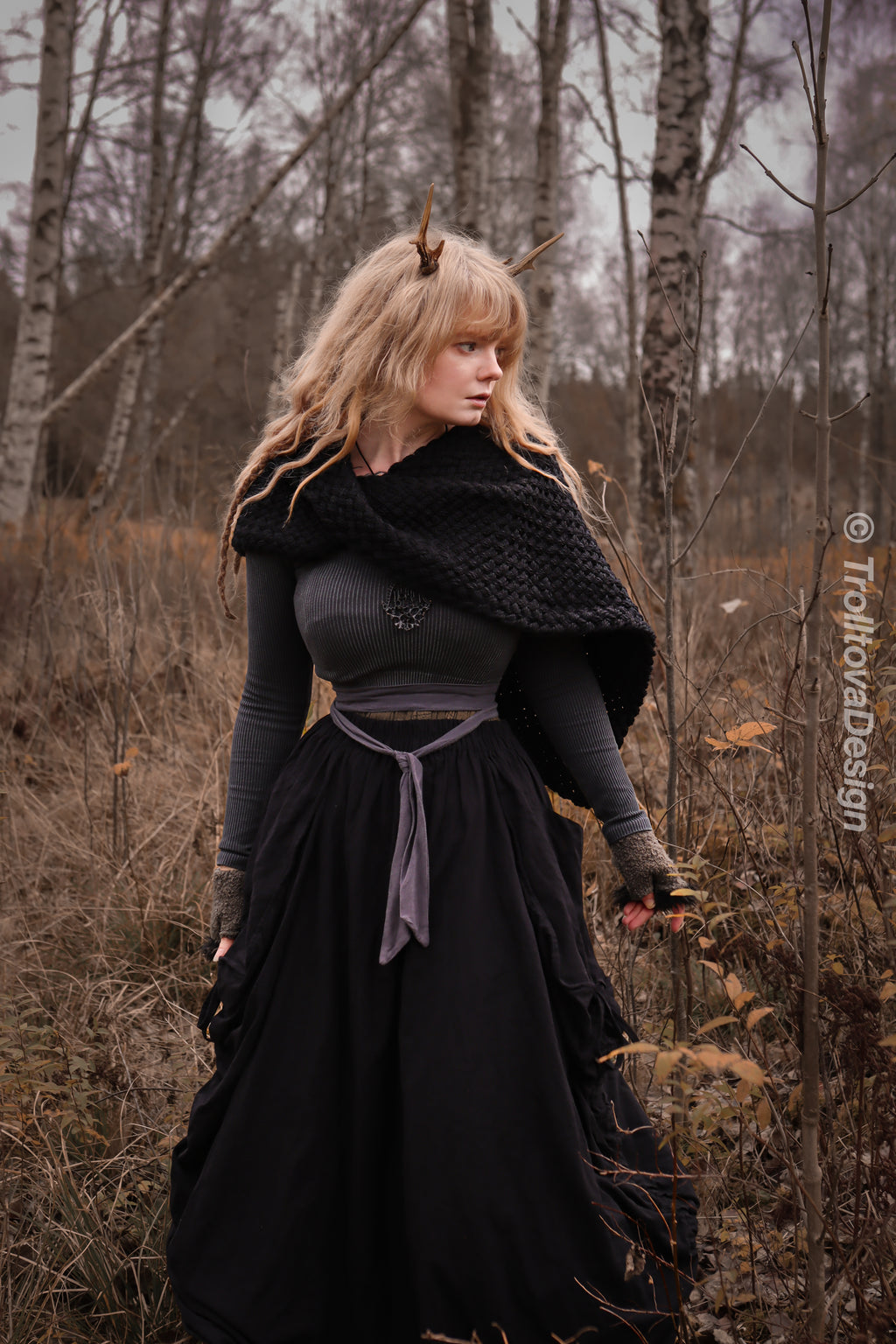 Handwoven twisted capelet in black wool and alpaca.
