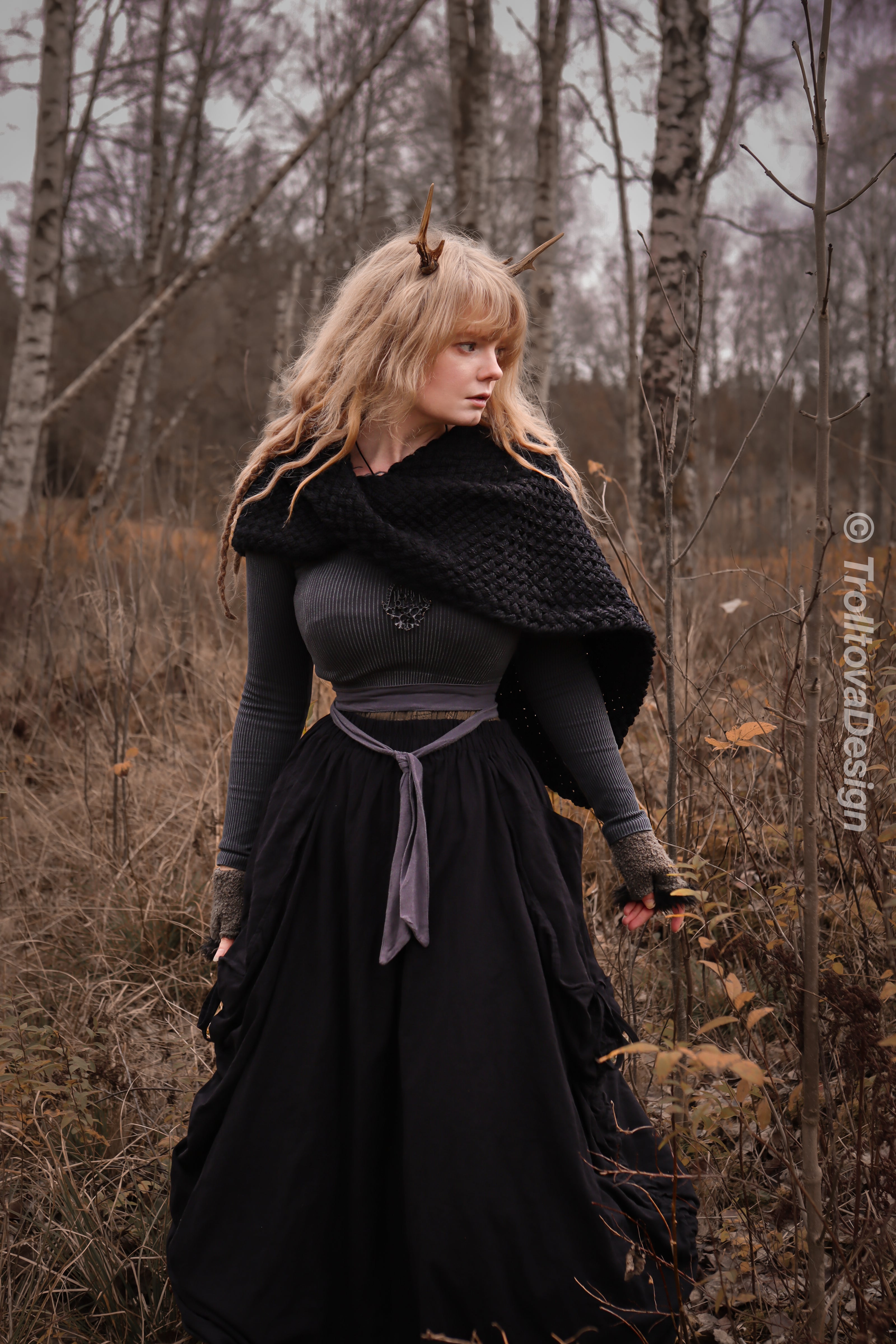 Handwoven twisted capelet in black wool and alpaca.