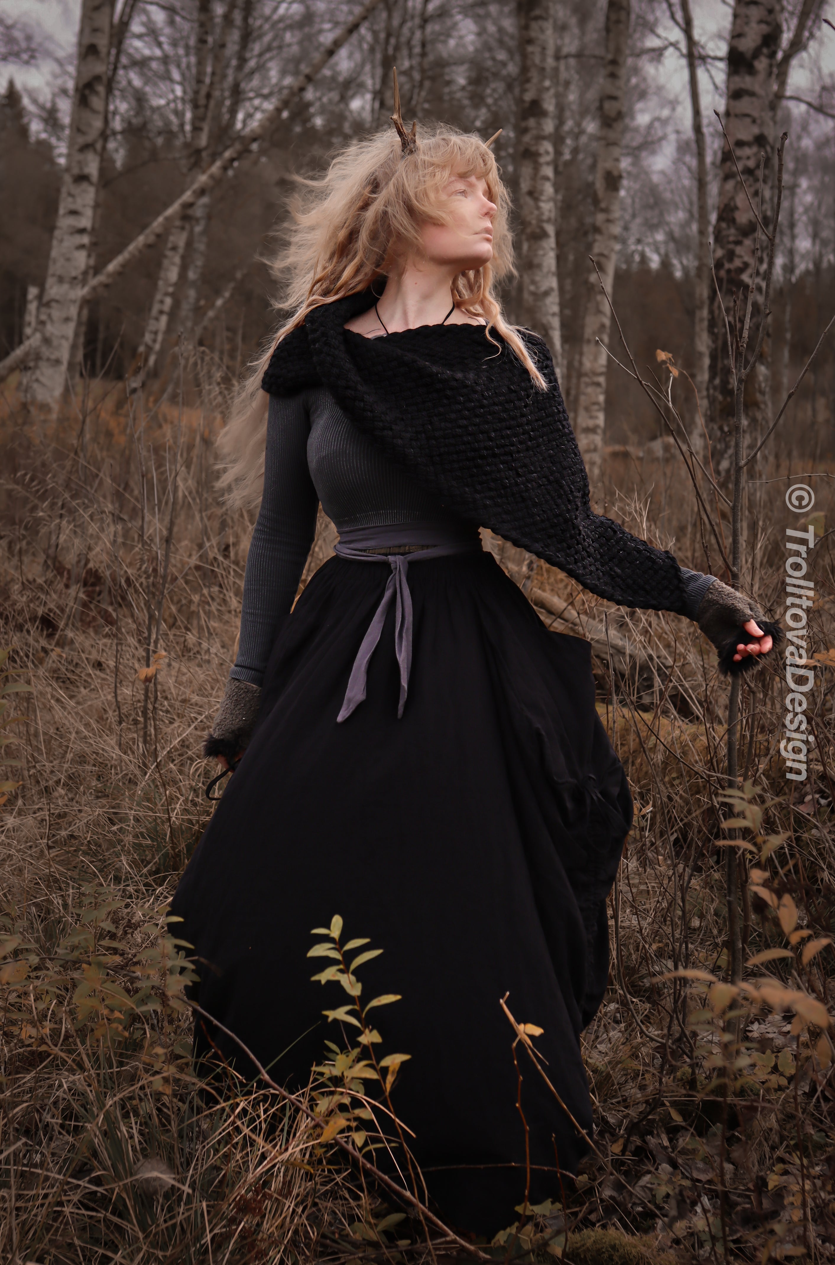 Handwoven twisted capelet in black wool and alpaca.