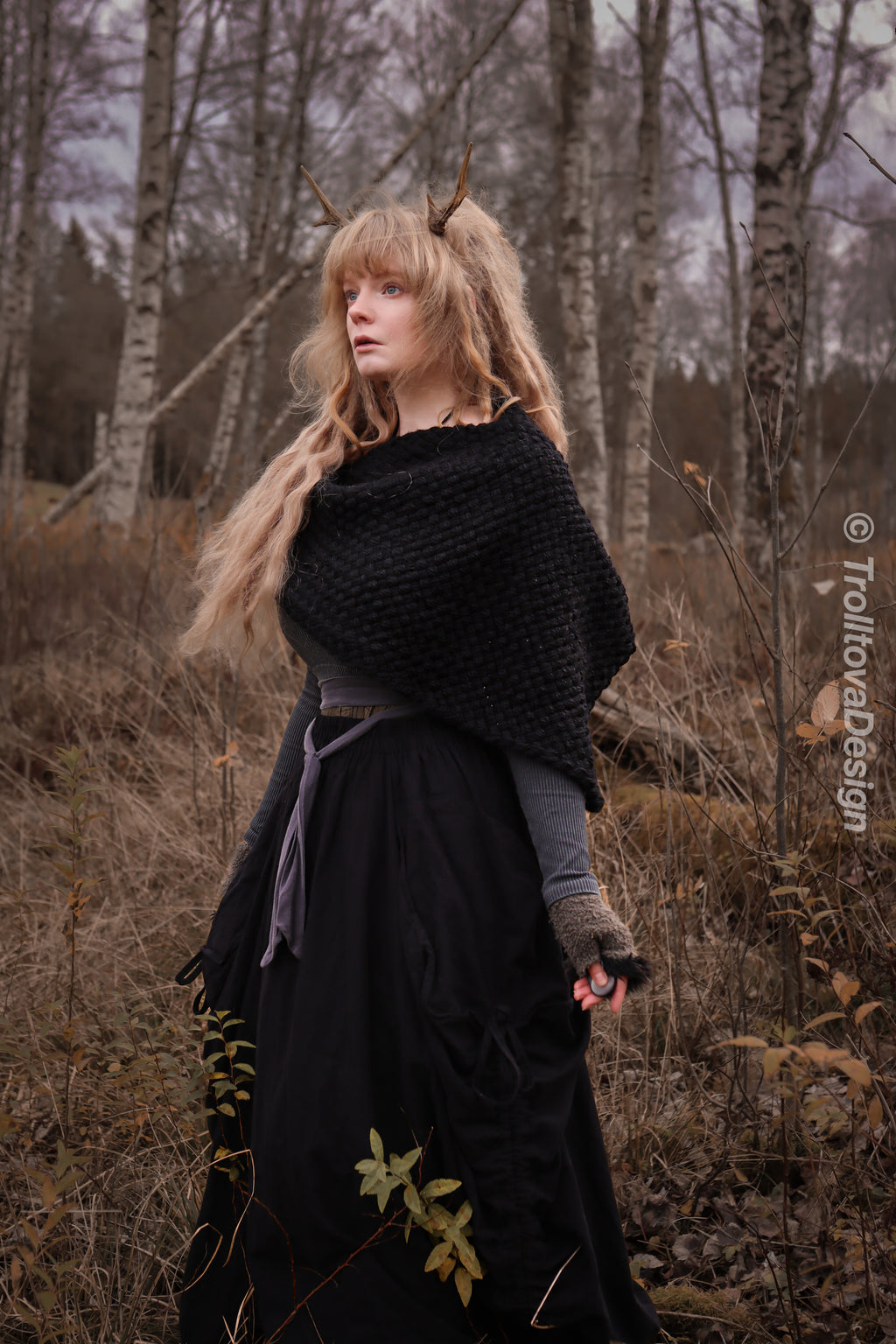 Handwoven twisted capelet in black wool and alpaca.