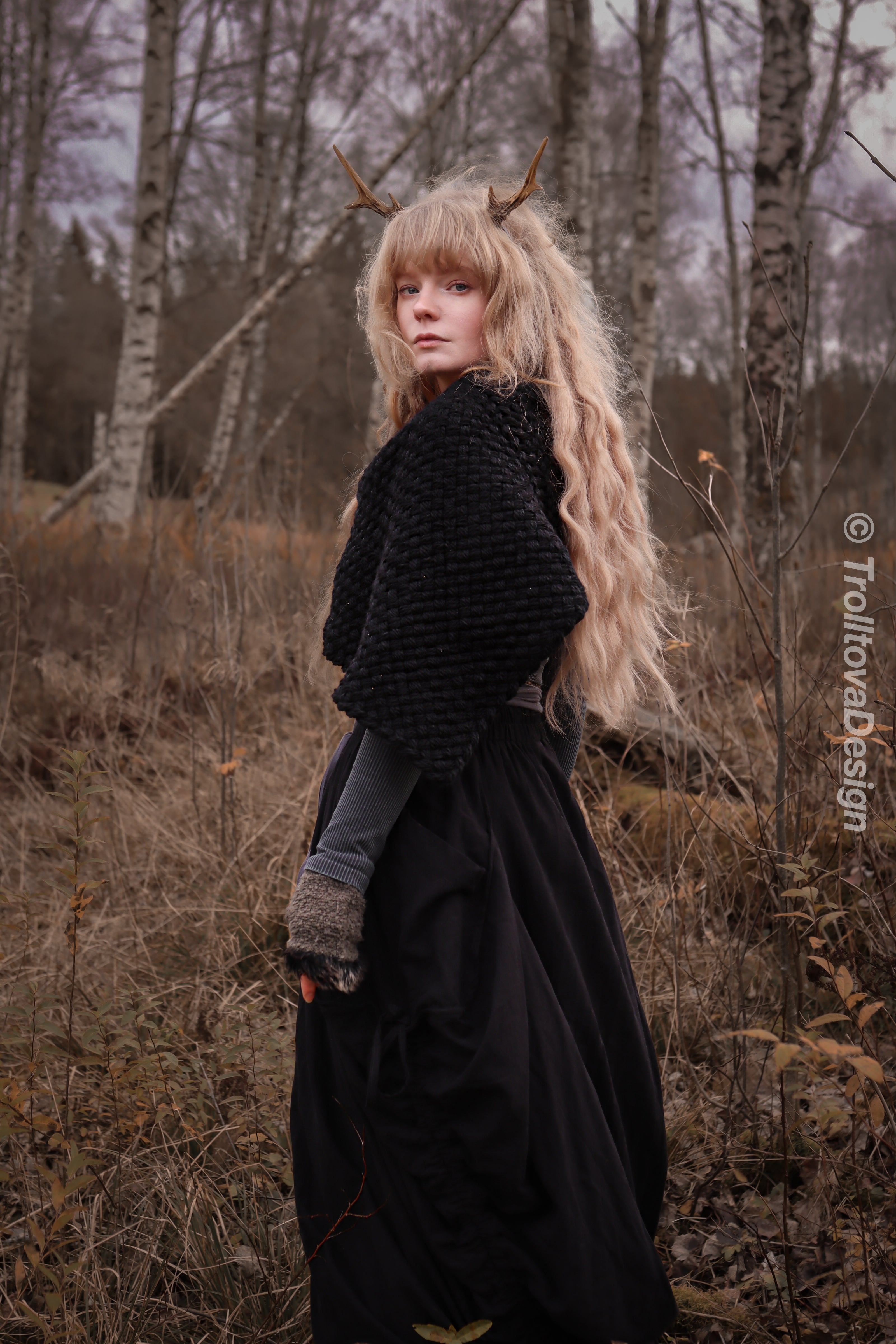 Handwoven twisted capelet in black wool and alpaca.