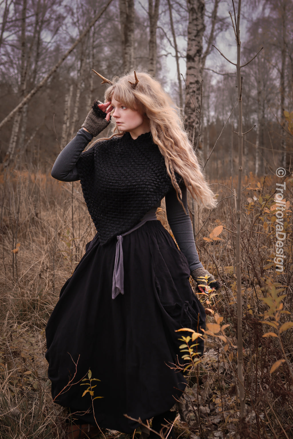 Handwoven twisted capelet in black wool and alpaca.