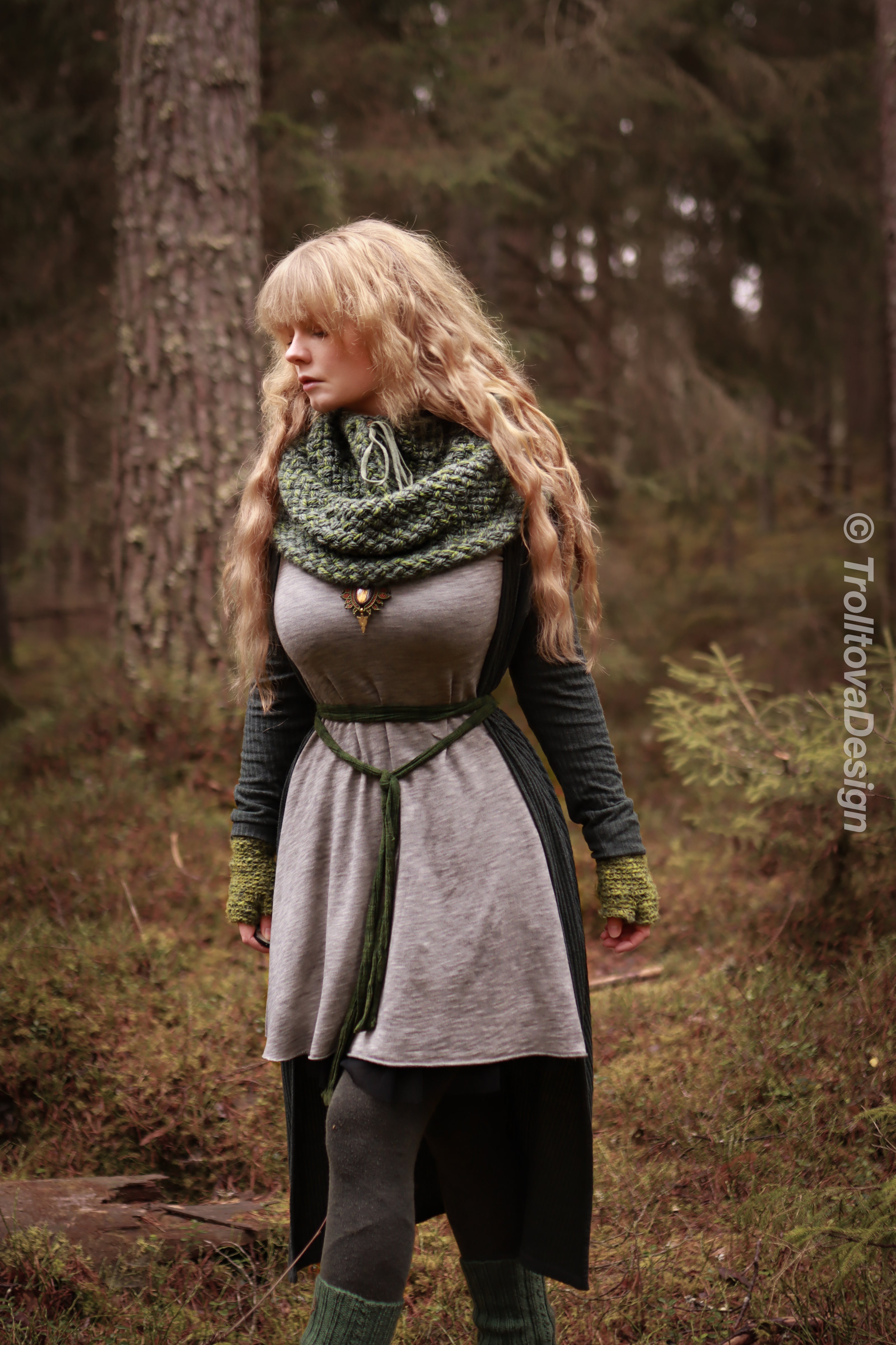Handwoven snood in forest green wool and alpaca with drawstring.