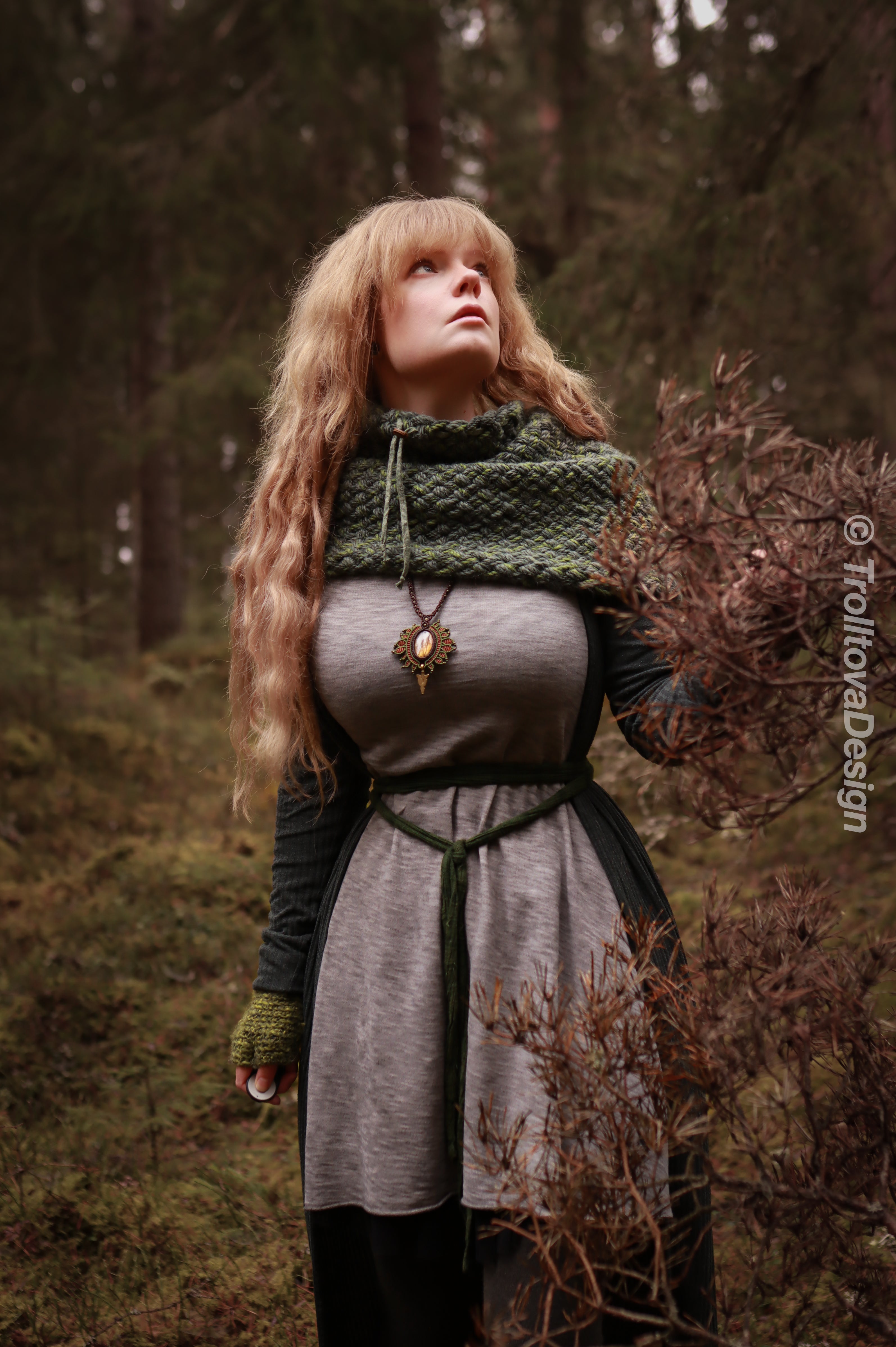 Handwoven snood in forest green wool and alpaca with drawstring.