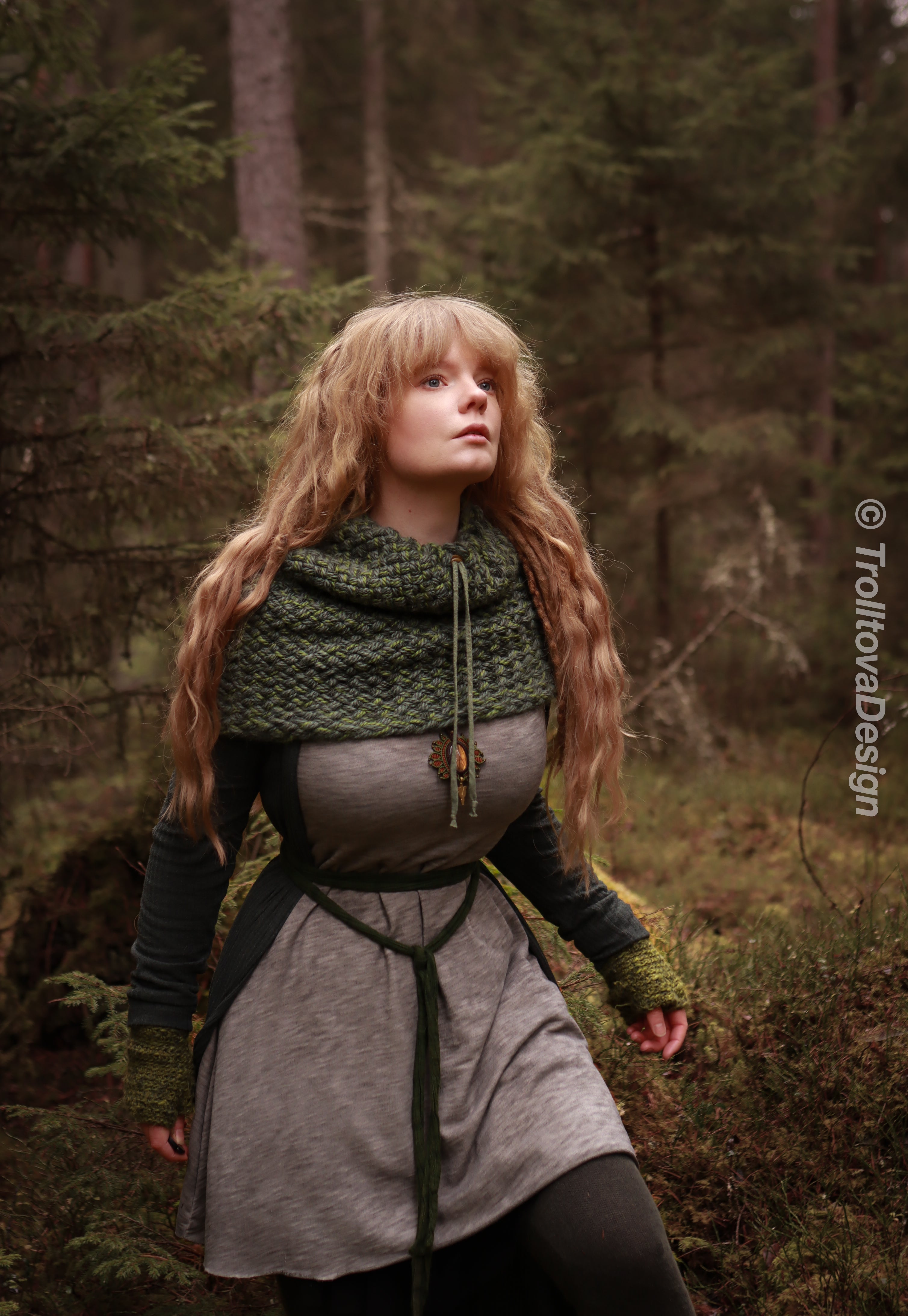 Handwoven snood in forest green wool and alpaca with drawstring.